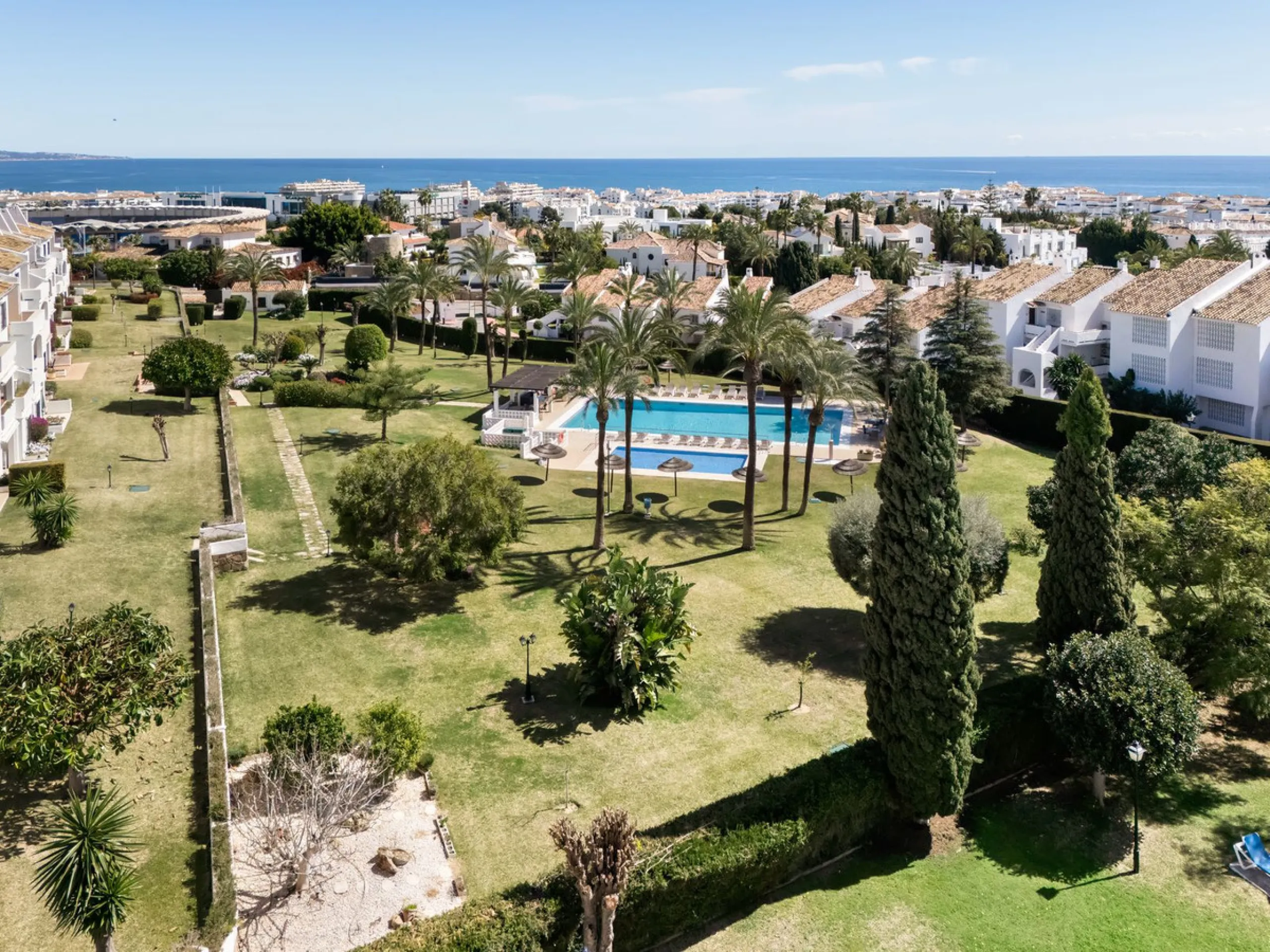 This beautifully refurbished 3 bedroom apartment has been finished to the highest standarts , with interior design by one of Spains leading designers.The property enjoys an excellent south-facing orientation , proving abundant natural light thru out the d