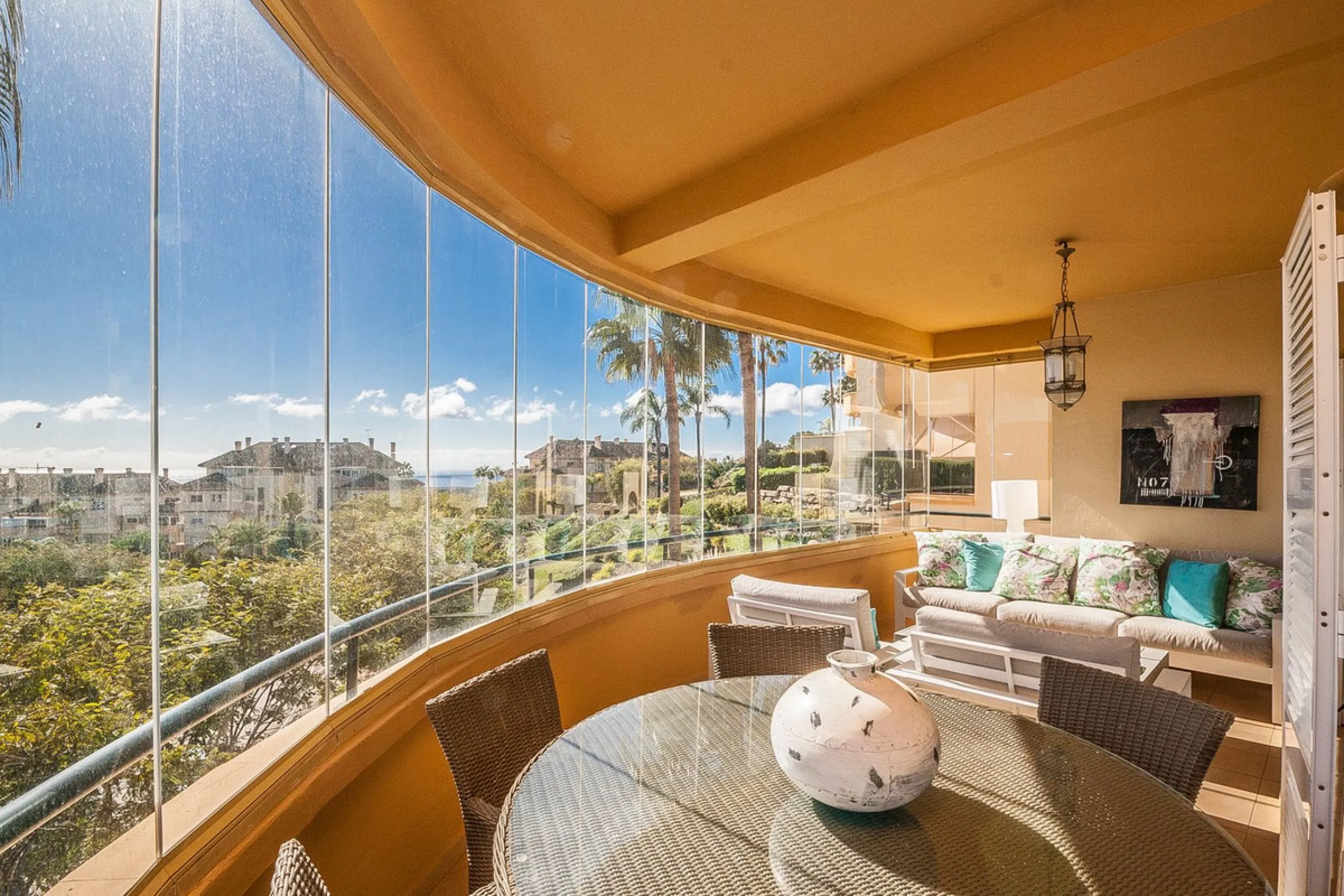 Apartment - Middle Floor Apartment в продаже в Marbella, Málaga. В доме 3 спален и 2 ванных комнат. Площадь дома 140 м²