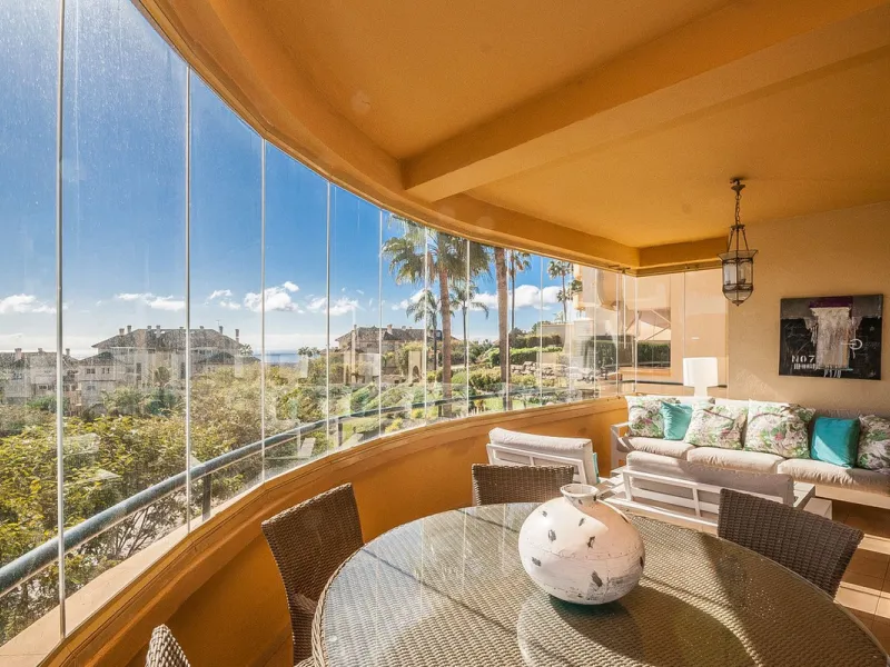 Magnificent apartment in the prestigious Elviria Hills urbanization, one of the most exclusive and sought-after locations in East Marbella, this well-positioned 3-bedroom, 2.5 -bathroom apartment offers stunning panoramic sea views and a full Southeast-fa