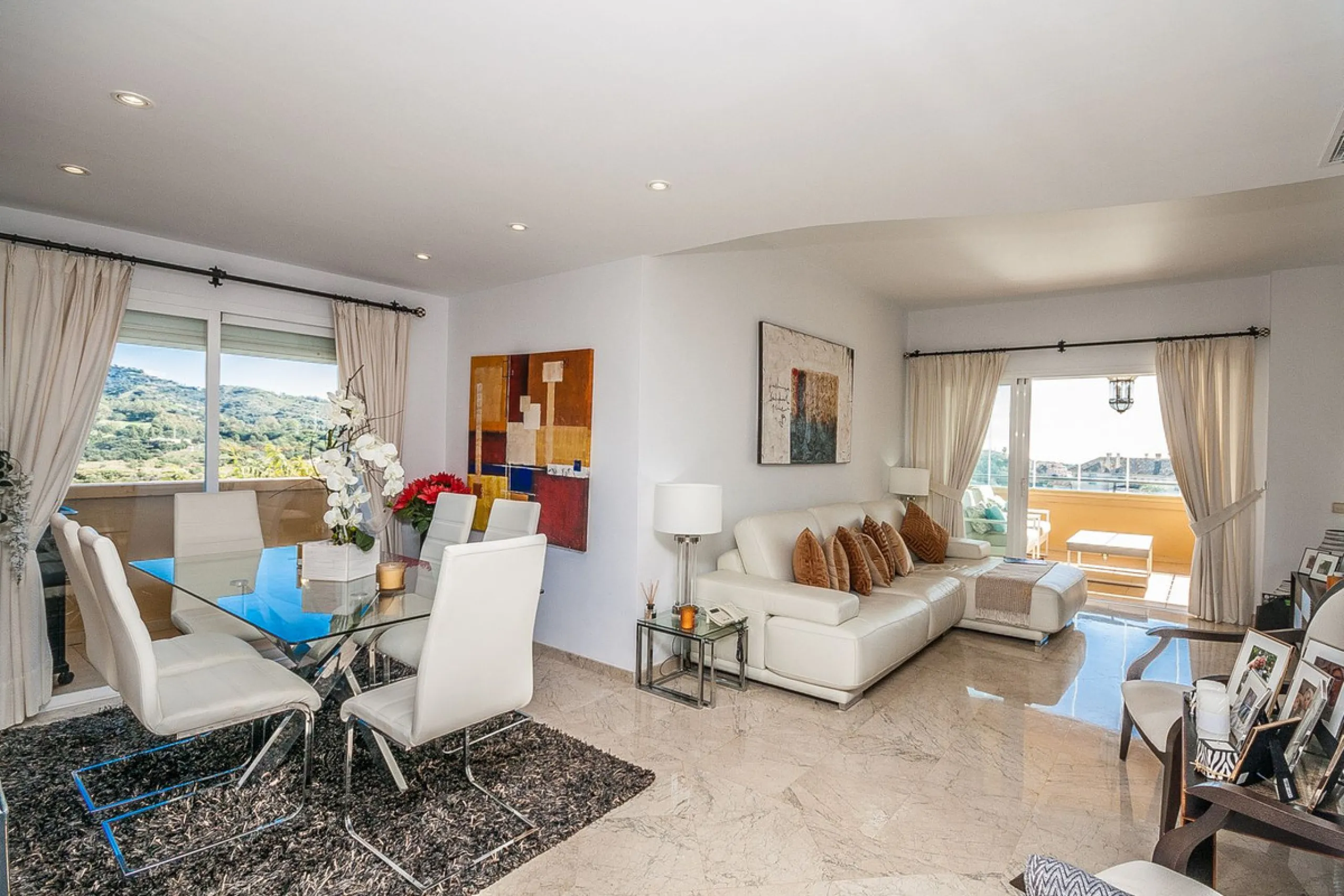 Apartment - Middle Floor Apartment в продаже в Marbella, Málaga. В доме 3 спален и 2 ванных комнат. Площадь дома 140 м²
