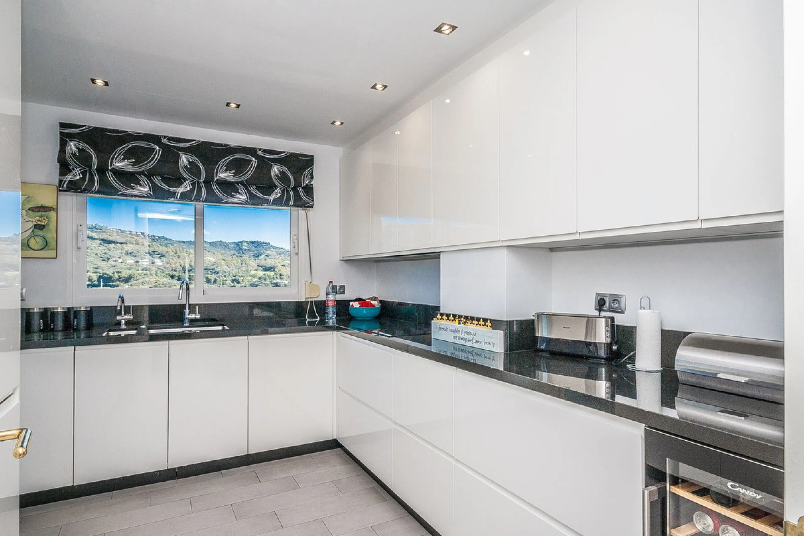 Apartment - Middle Floor Apartment в продаже в Marbella, Málaga. В доме 3 спален и 2 ванных комнат. Площадь дома 140 м²