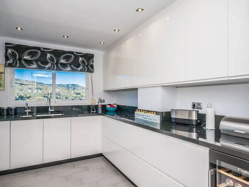Apartment - Middle Floor Apartment в продаже в Marbella, Málaga. В доме 3 спален и 2 ванных комнат. Площадь дома 140 м²