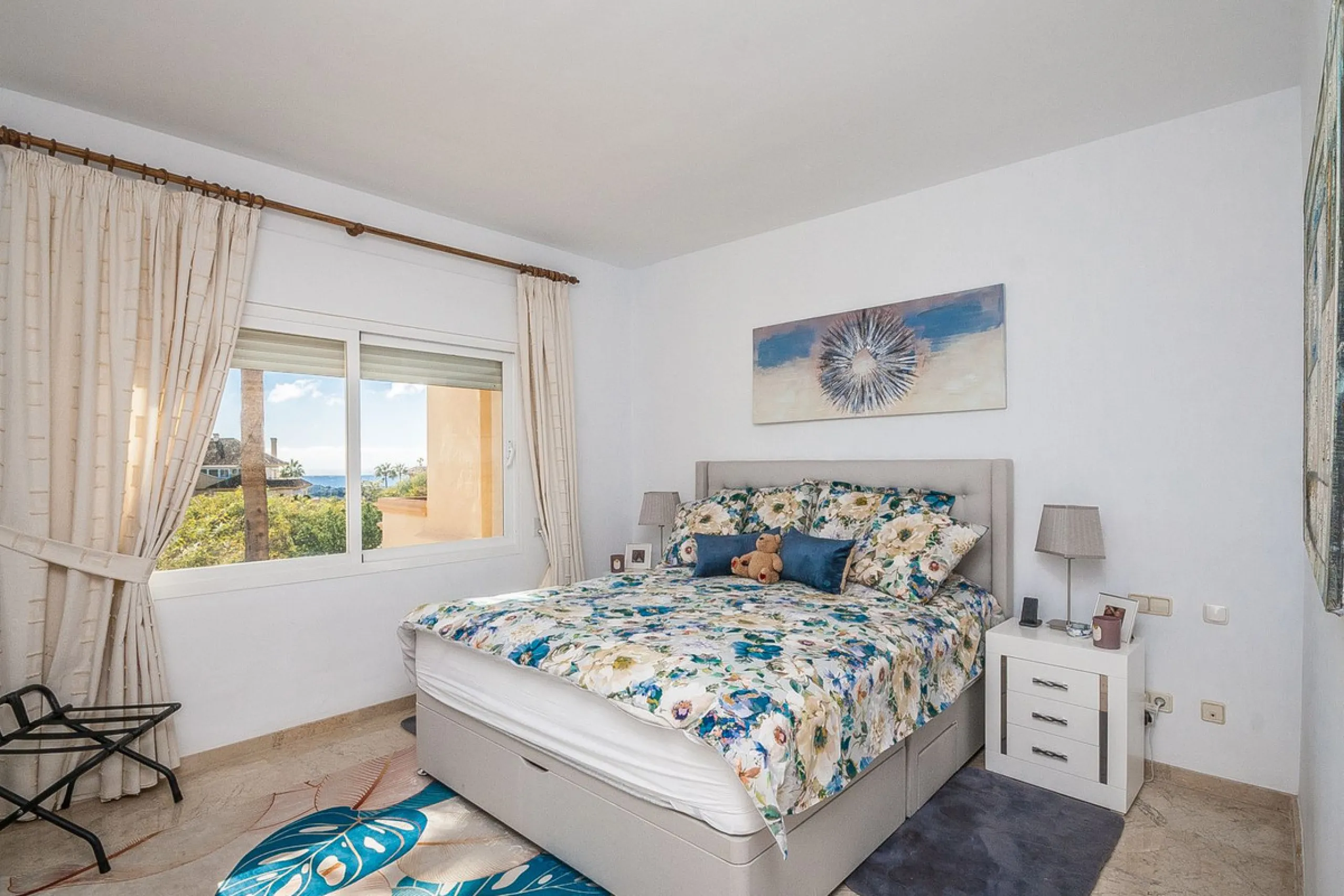 Apartment - Middle Floor Apartment в продаже в Marbella, Málaga. В доме 3 спален и 2 ванных комнат. Площадь дома 140 м²