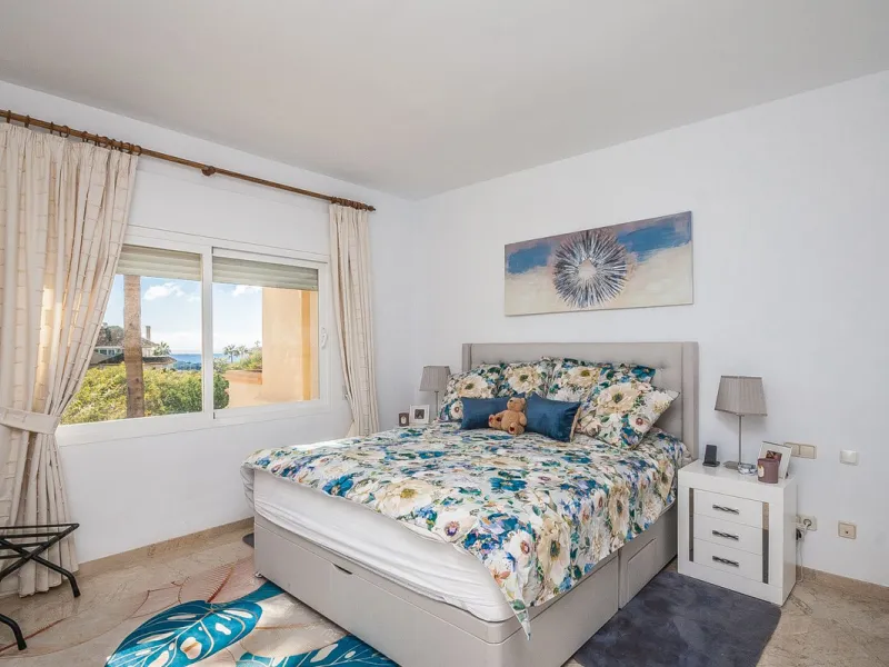 Apartment - Middle Floor Apartment в продаже в Marbella, Málaga. В доме 3 спален и 2 ванных комнат. Площадь дома 140 м²