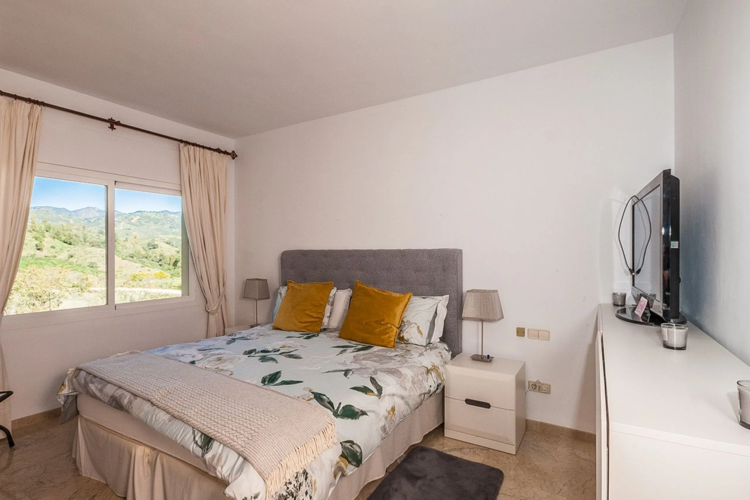 Apartment - Middle Floor Apartment в продаже в Marbella, Málaga. В доме 3 спален и 2 ванных комнат. Площадь дома 140 м²