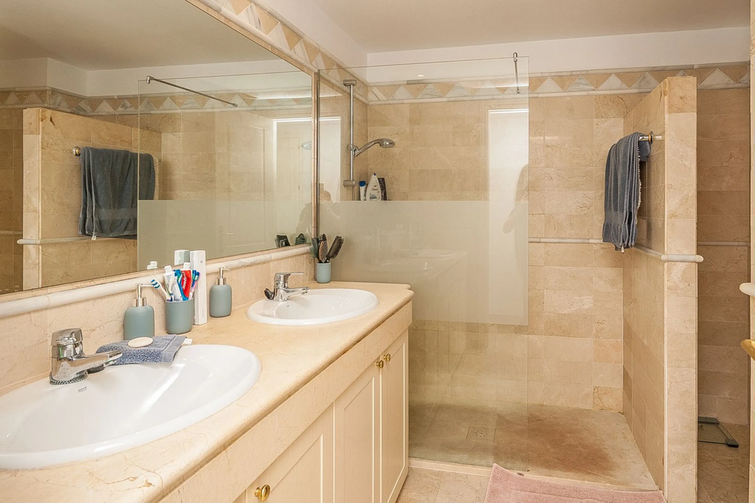 Apartment - Middle Floor Apartment в продаже в Marbella, Málaga. В доме 3 спален и 2 ванных комнат. Площадь дома 140 м²