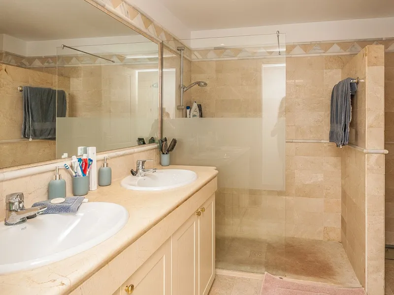 Apartment - Middle Floor Apartment в продаже в Marbella, Málaga. В доме 3 спален и 2 ванных комнат. Площадь дома 140 м²
