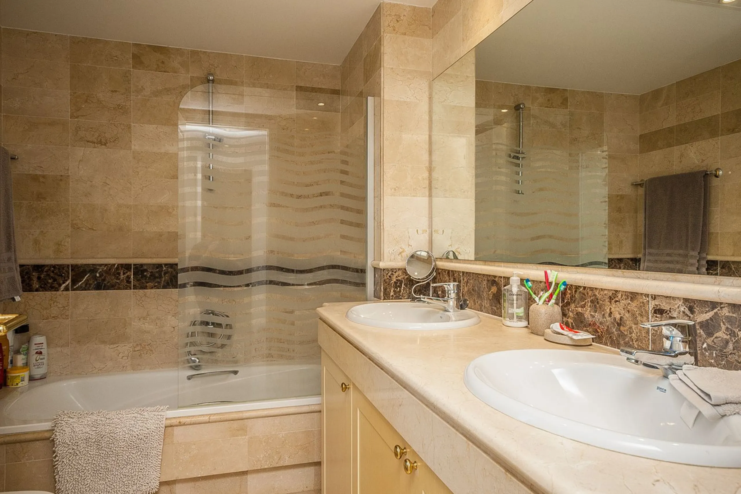 Apartment - Middle Floor Apartment в продаже в Marbella, Málaga. В доме 3 спален и 2 ванных комнат. Площадь дома 140 м²