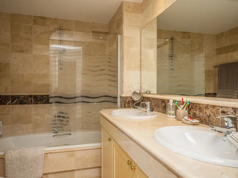 Apartment - Middle Floor Apartment в продаже в Marbella, Málaga. В доме 3 спален и 2 ванных комнат. Площадь дома 140 м²