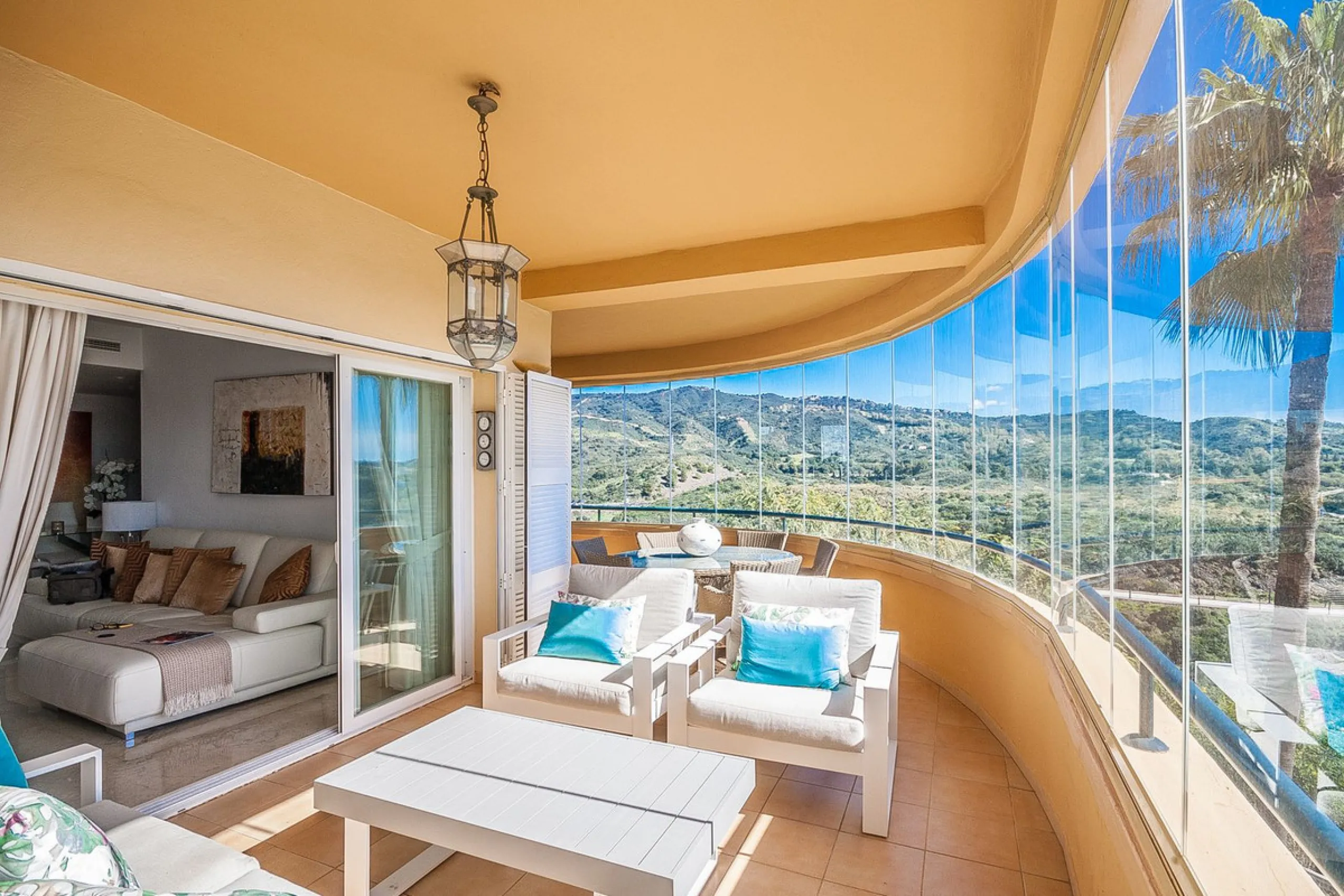 Apartment - Middle Floor Apartment в продаже в Marbella, Málaga. В доме 3 спален и 2 ванных комнат. Площадь дома 140 м²