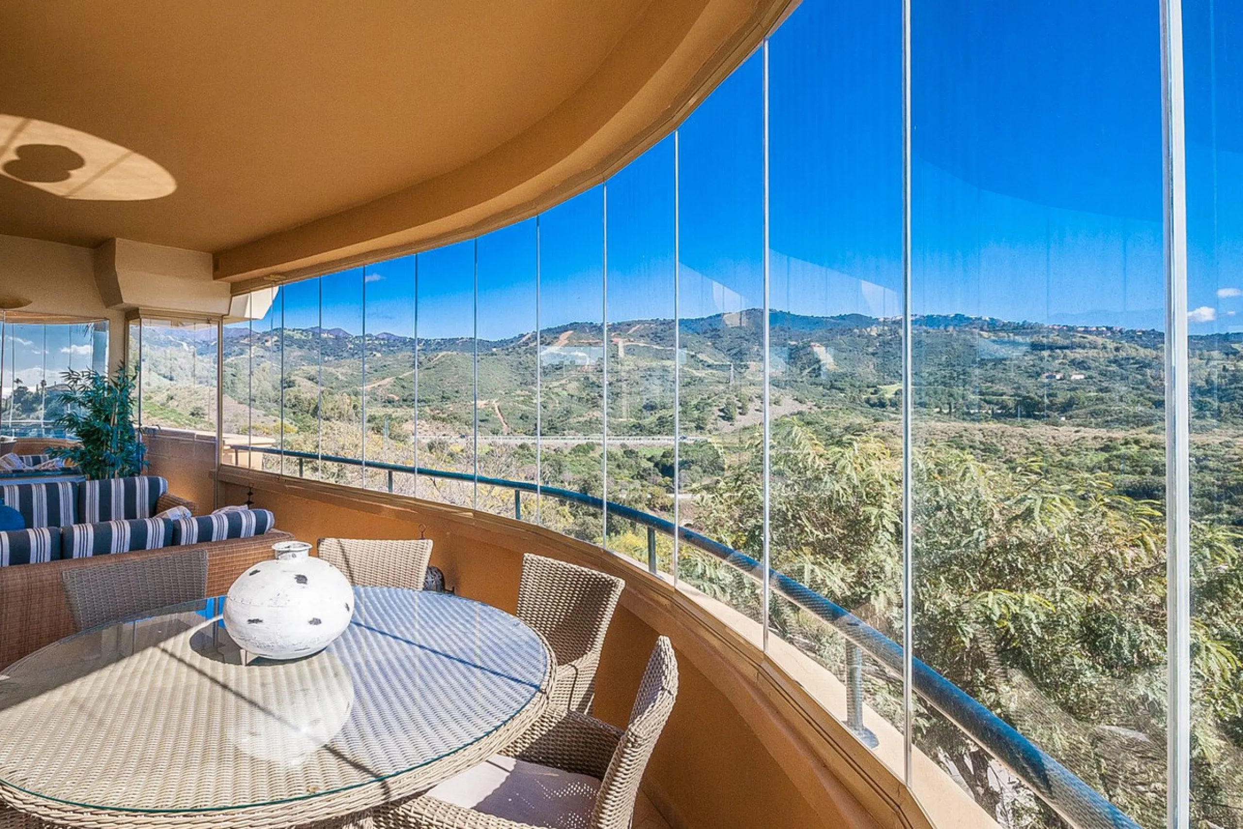 Apartment - Middle Floor Apartment в продаже в Marbella, Málaga. В доме 3 спален и 2 ванных комнат. Площадь дома 140 м²