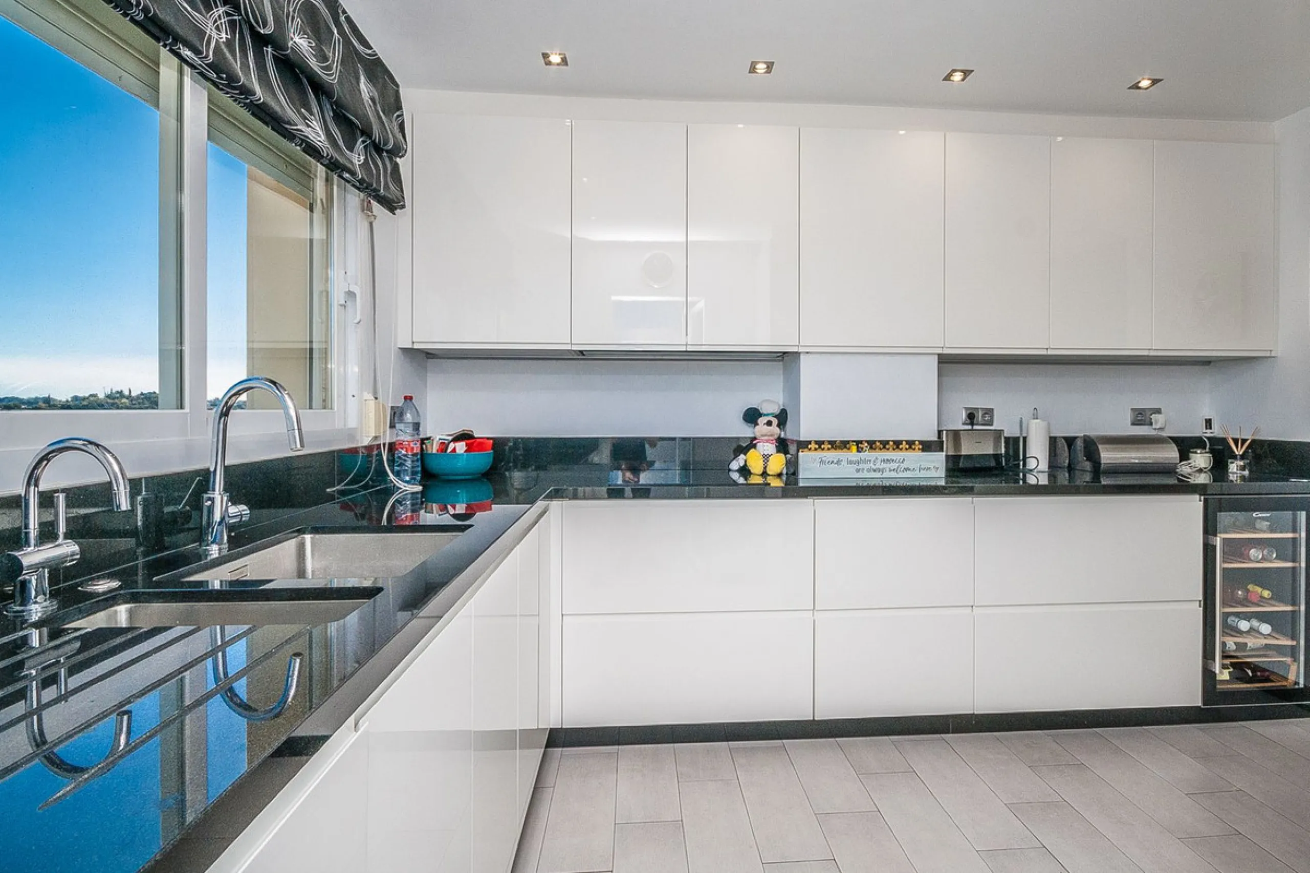 Apartment - Middle Floor Apartment в продаже в Marbella, Málaga. В доме 3 спален и 2 ванных комнат. Площадь дома 140 м²