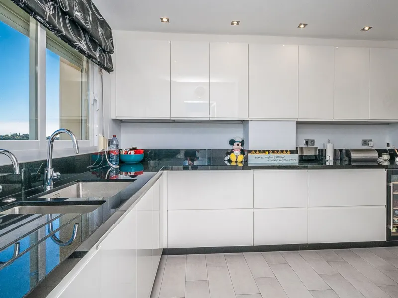 Apartment - Middle Floor Apartment в продаже в Marbella, Málaga. В доме 3 спален и 2 ванных комнат. Площадь дома 140 м²
