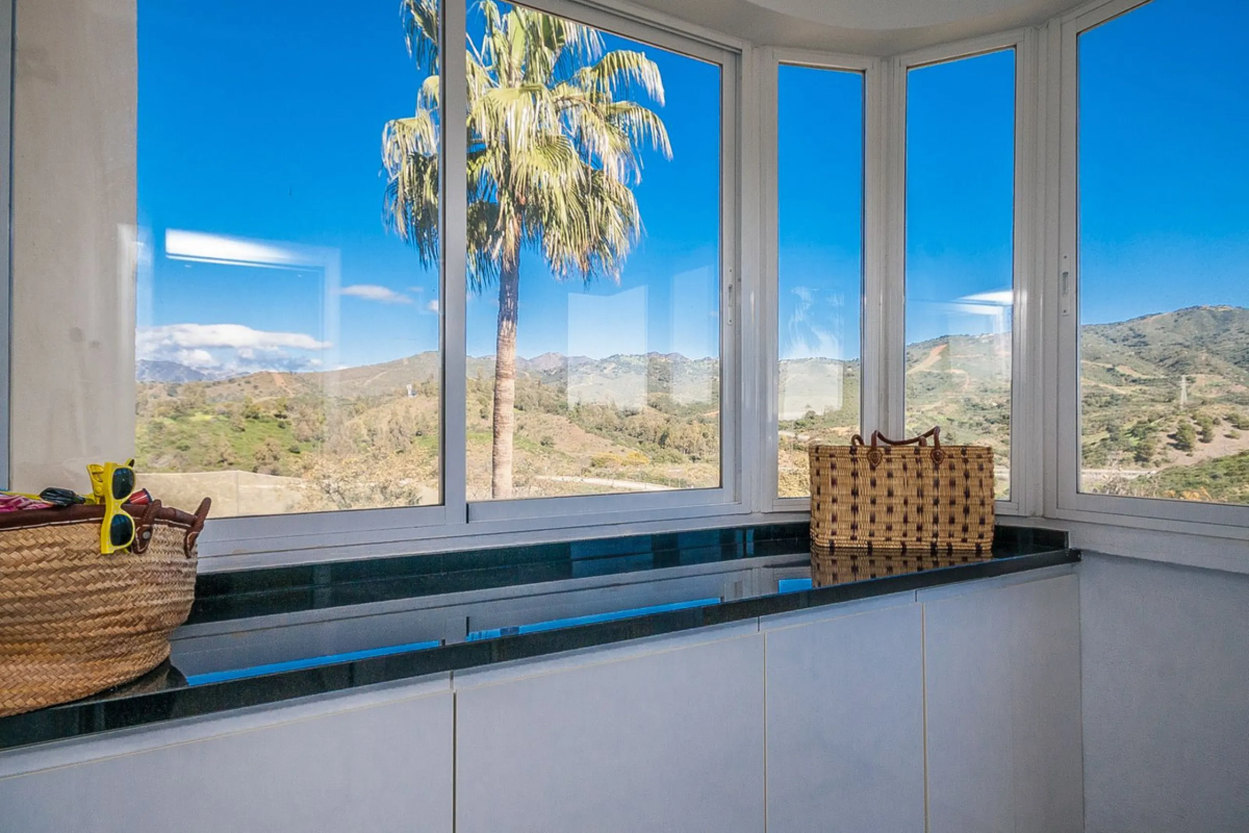 Apartment - Middle Floor Apartment в продаже в Marbella, Málaga. В доме 3 спален и 2 ванных комнат. Площадь дома 140 м²