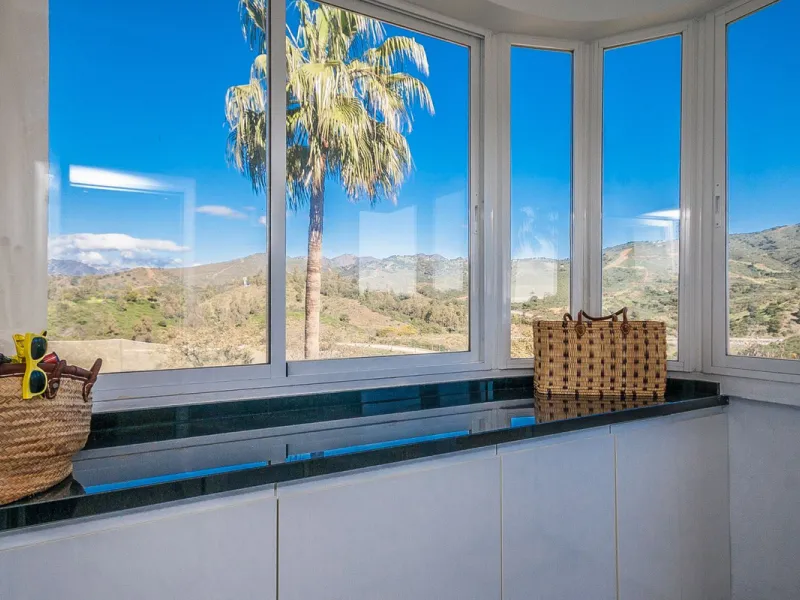 Apartment - Middle Floor Apartment в продаже в Marbella, Málaga. В доме 3 спален и 2 ванных комнат. Площадь дома 140 м²