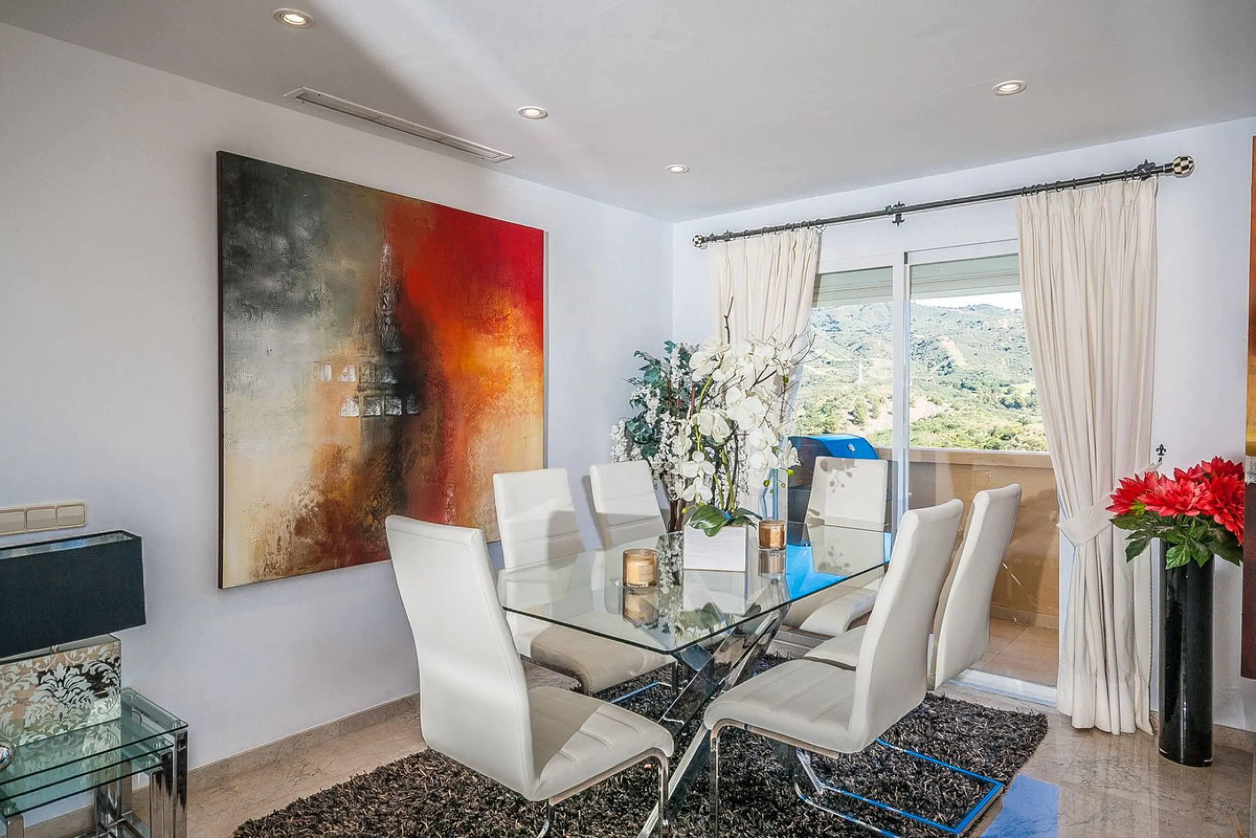 Apartment - Middle Floor Apartment в продаже в Marbella, Málaga. В доме 3 спален и 2 ванных комнат. Площадь дома 140 м²