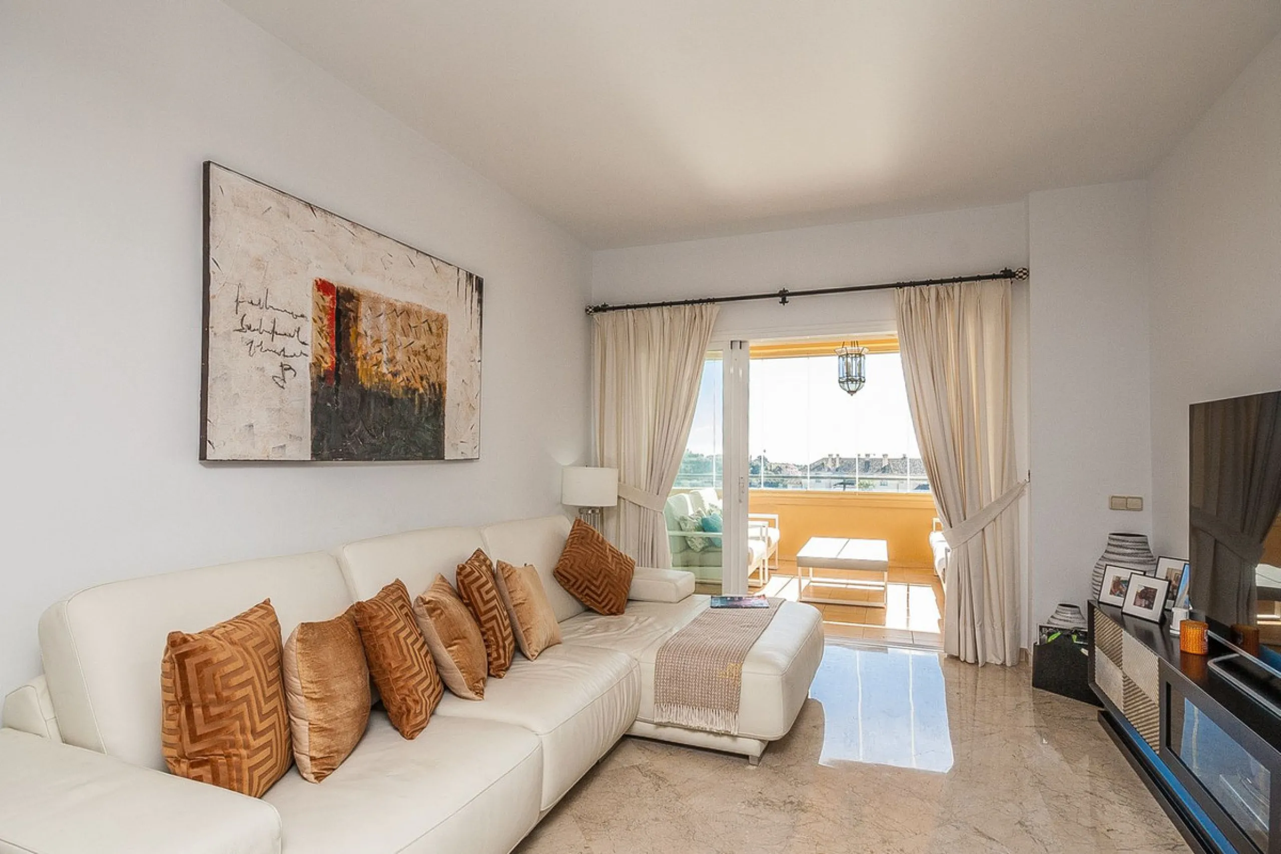 Apartment - Middle Floor Apartment в продаже в Marbella, Málaga. В доме 3 спален и 2 ванных комнат. Площадь дома 140 м²