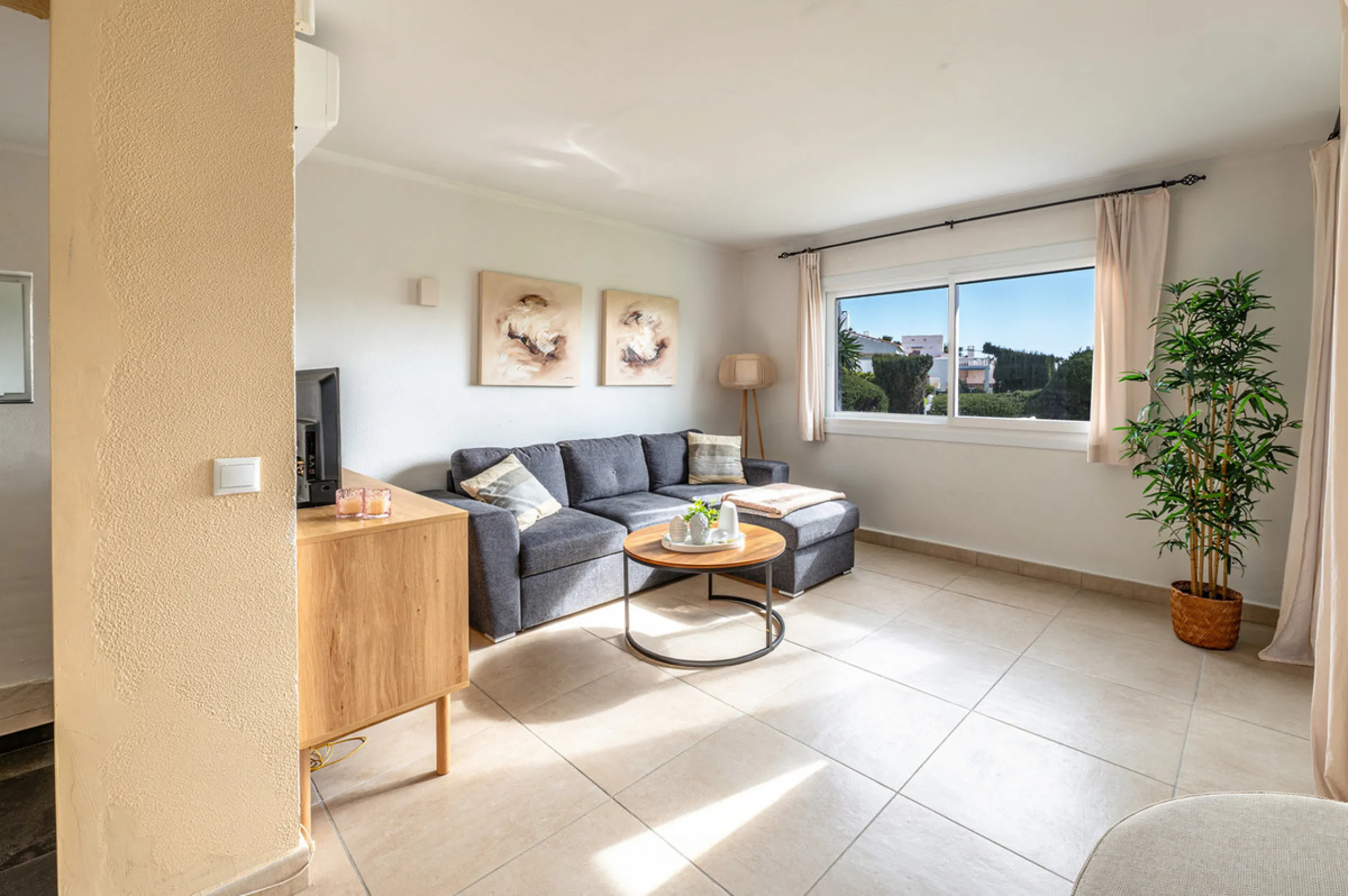 NEW TOWNHOUSE LOCATED IN THE EXCLUSIVE AREA OF MIRAFLORES, JUST 50 METERS FROM THE BEACH – WITH TOURIST LICENSE!!!