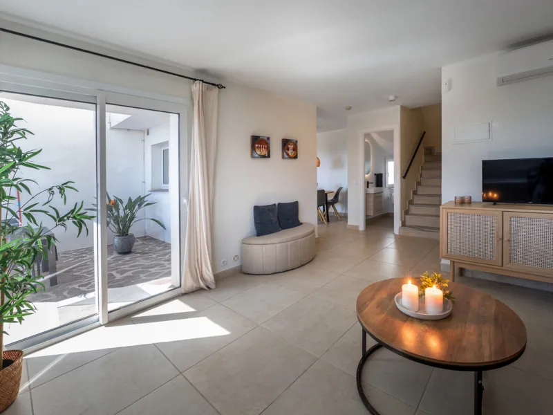 NEW TOWNHOUSE LOCATED IN THE EXCLUSIVE AREA OF MIRAFLORES, JUST 50 METERS FROM THE BEACH – WITH TOURIST LICENSE!!!