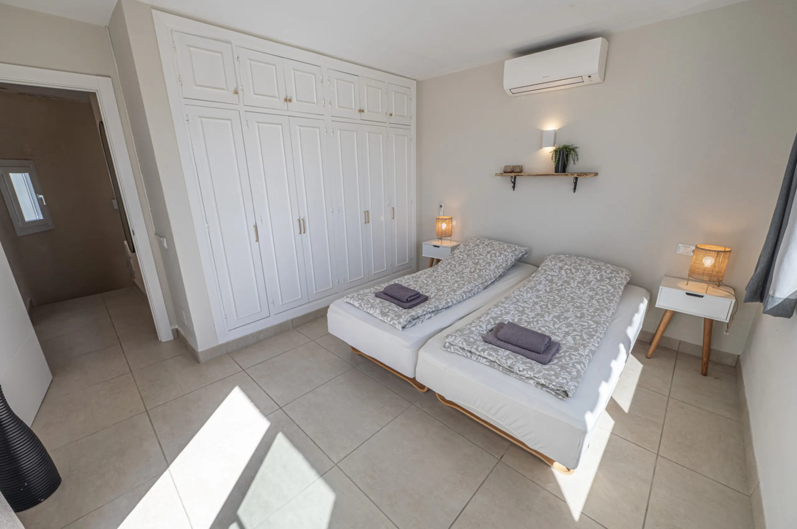NEW TOWNHOUSE LOCATED IN THE EXCLUSIVE AREA OF MIRAFLORES, JUST 50 METERS FROM THE BEACH – WITH TOURIST LICENSE!!!