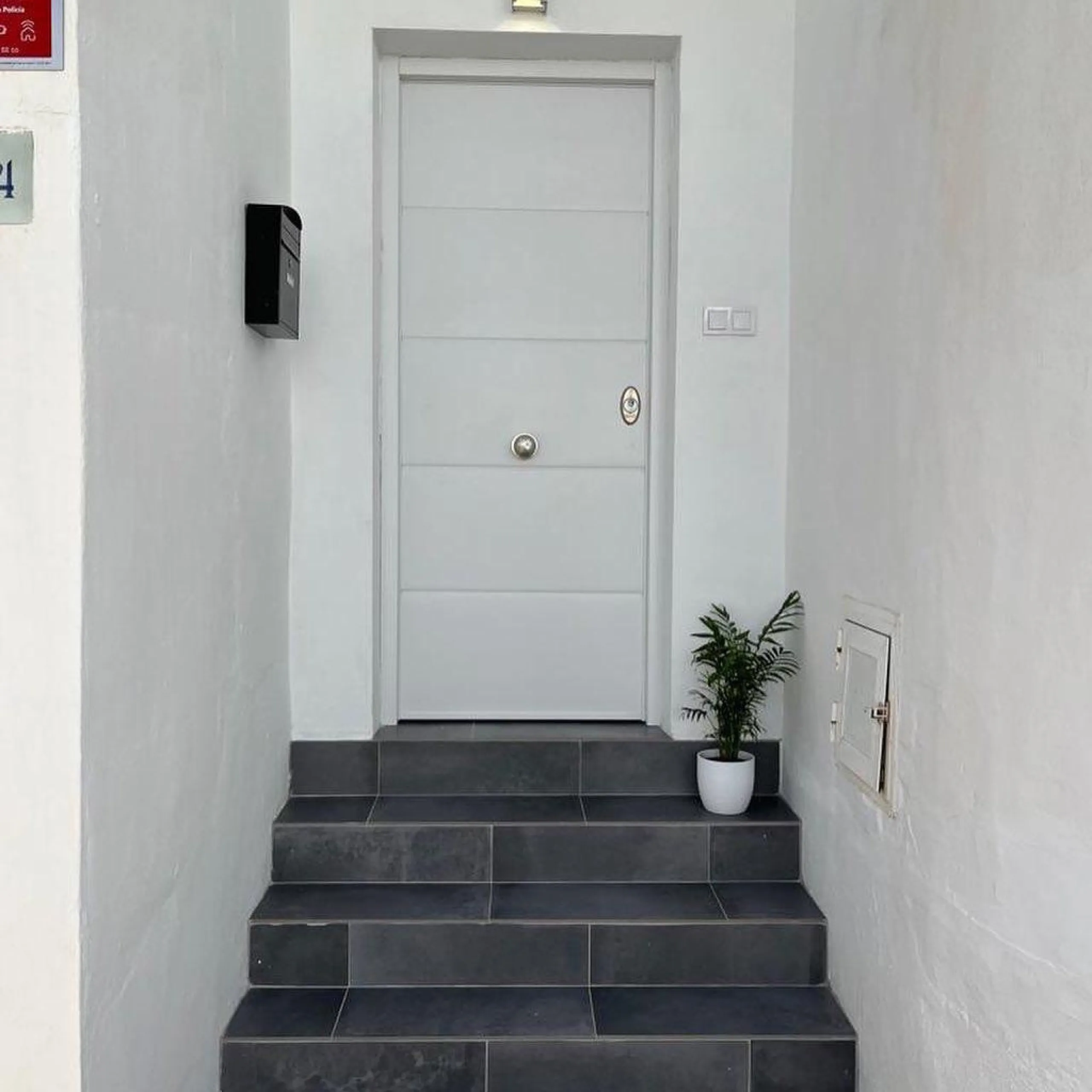 NEW TOWNHOUSE LOCATED IN THE EXCLUSIVE AREA OF MIRAFLORES, JUST 50 METERS FROM THE BEACH – WITH TOURIST LICENSE!!!