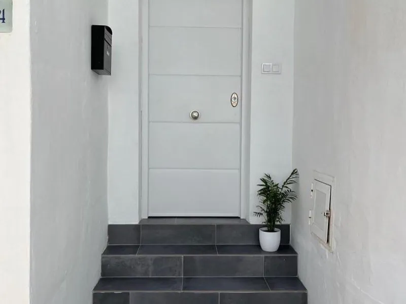 NEW TOWNHOUSE LOCATED IN THE EXCLUSIVE AREA OF MIRAFLORES, JUST 50 METERS FROM THE BEACH – WITH TOURIST LICENSE!!!