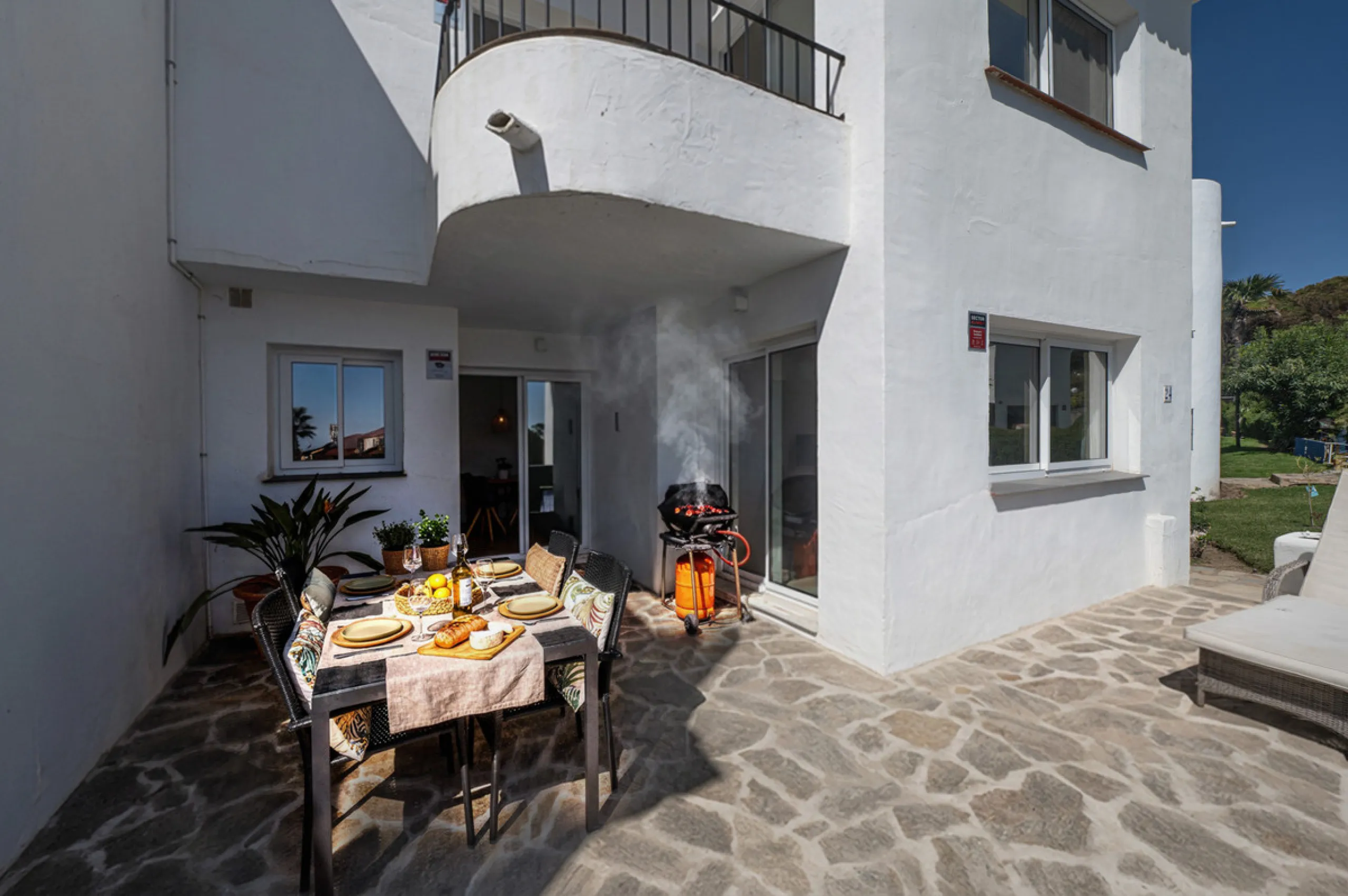 NEW TOWNHOUSE LOCATED IN THE EXCLUSIVE AREA OF MIRAFLORES, JUST 50 METERS FROM THE BEACH – WITH TOURIST LICENSE!!!
