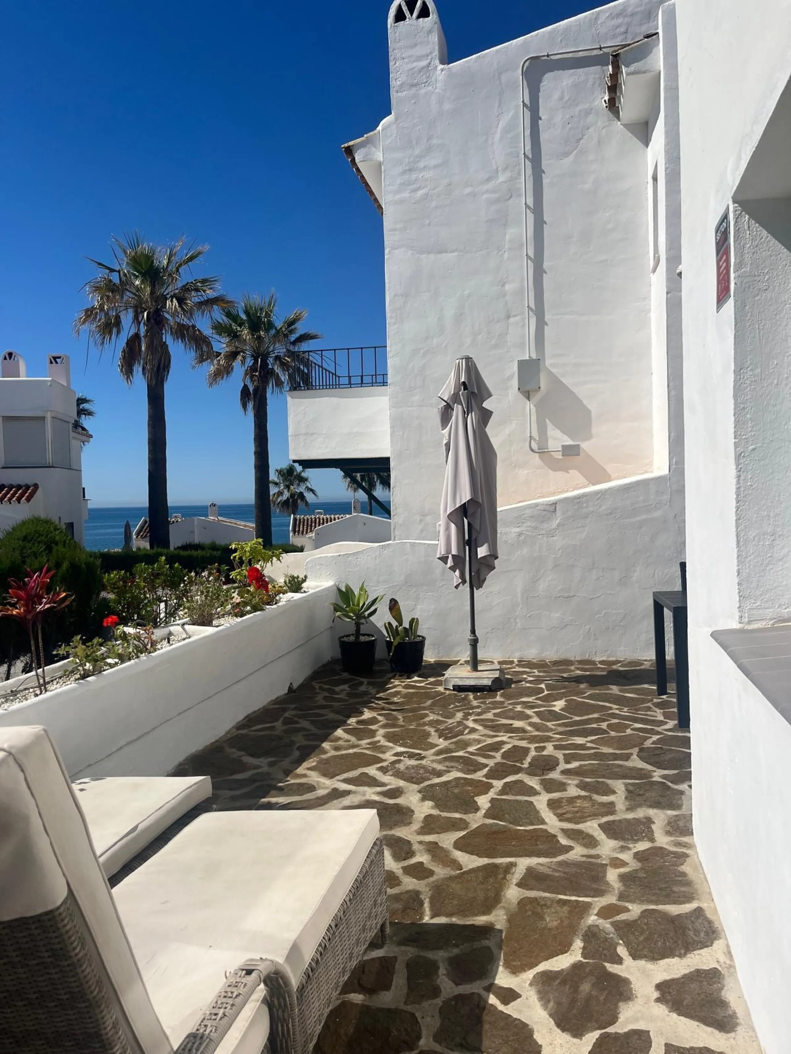 NEW TOWNHOUSE LOCATED IN THE EXCLUSIVE AREA OF MIRAFLORES, JUST 50 METERS FROM THE BEACH – WITH TOURIST LICENSE!!!