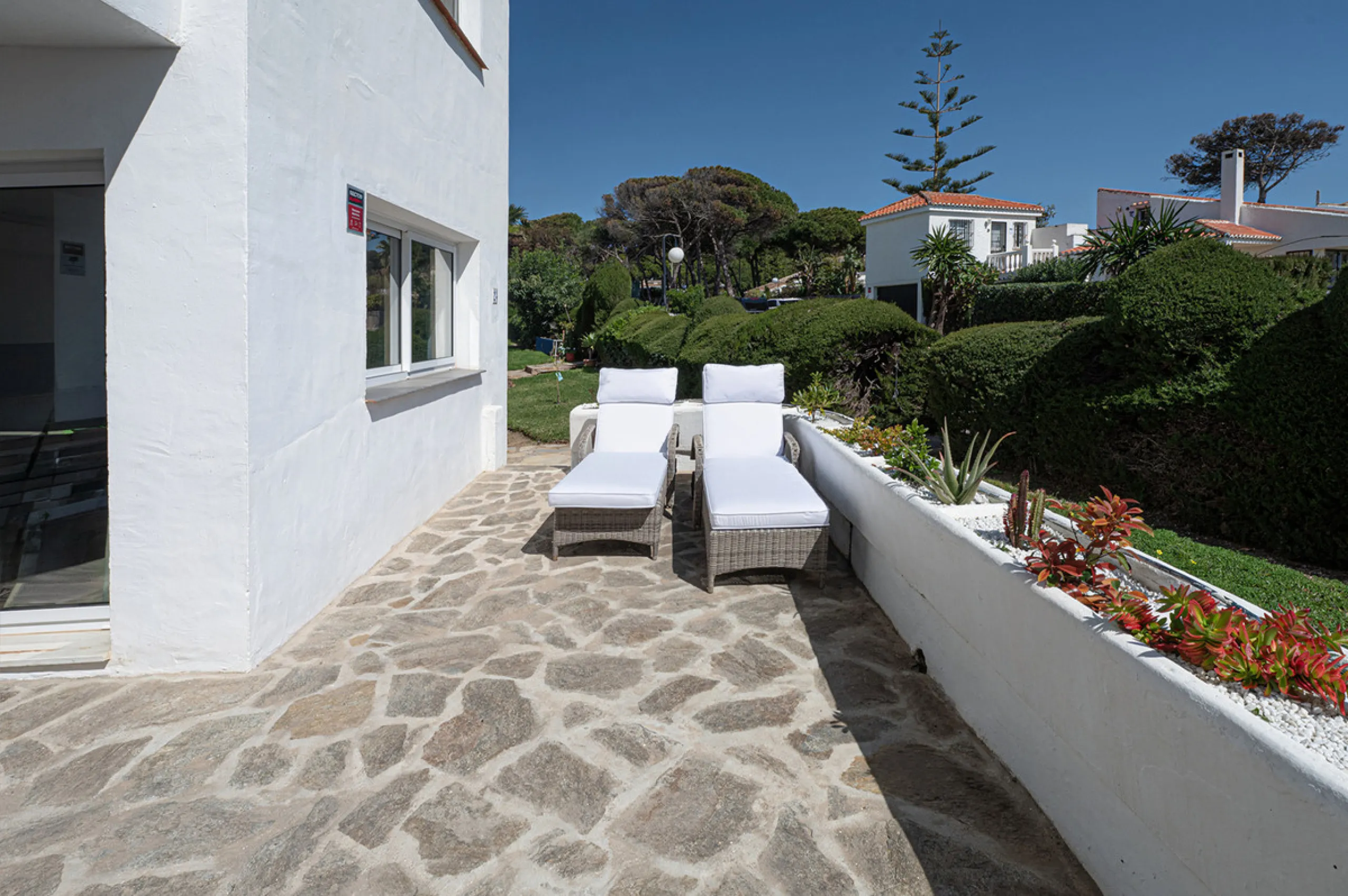 NEW TOWNHOUSE LOCATED IN THE EXCLUSIVE AREA OF MIRAFLORES, JUST 50 METERS FROM THE BEACH – WITH TOURIST LICENSE!!!
