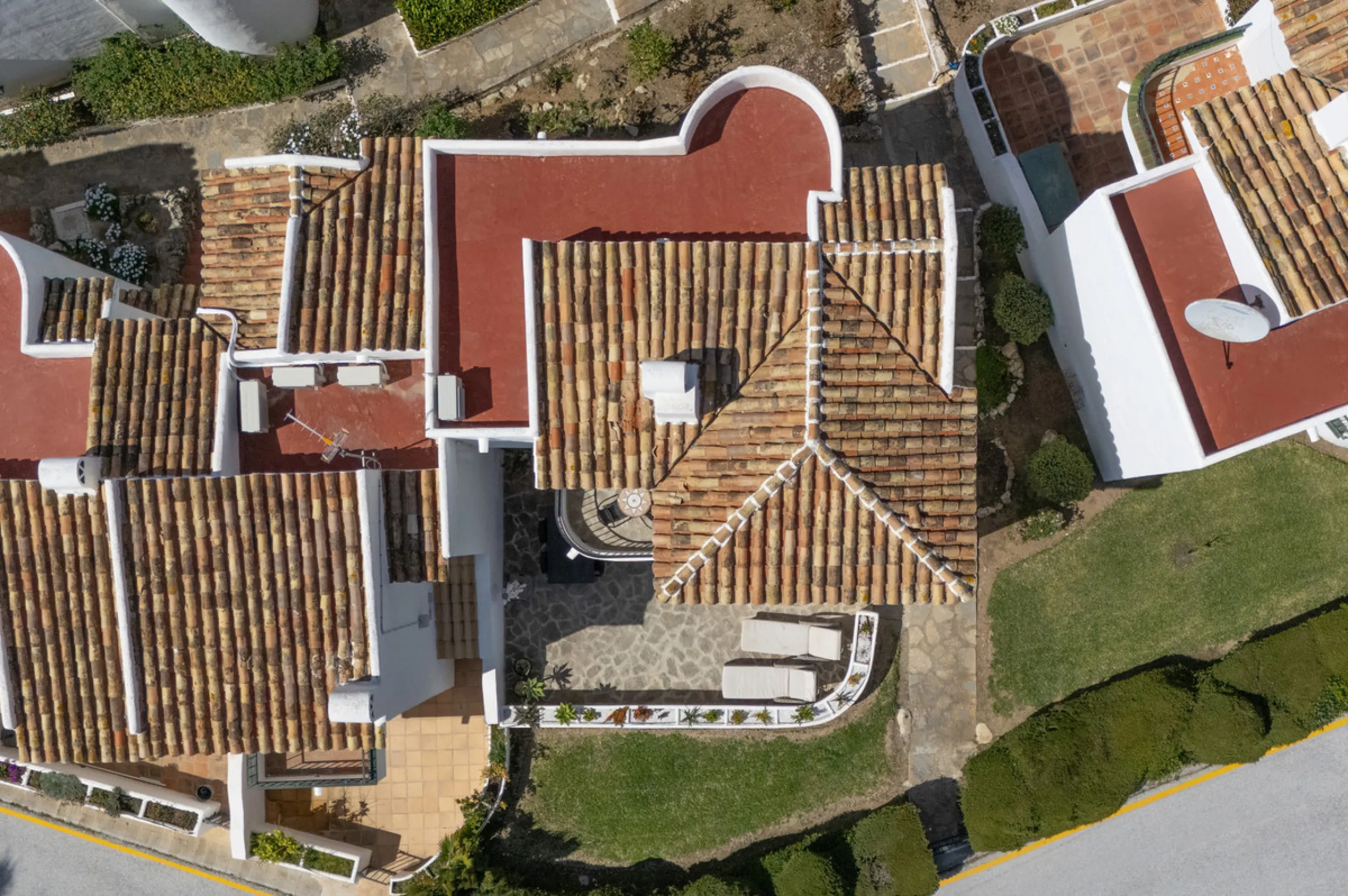 NEW TOWNHOUSE LOCATED IN THE EXCLUSIVE AREA OF MIRAFLORES, JUST 50 METERS FROM THE BEACH – WITH TOURIST LICENSE!!!
