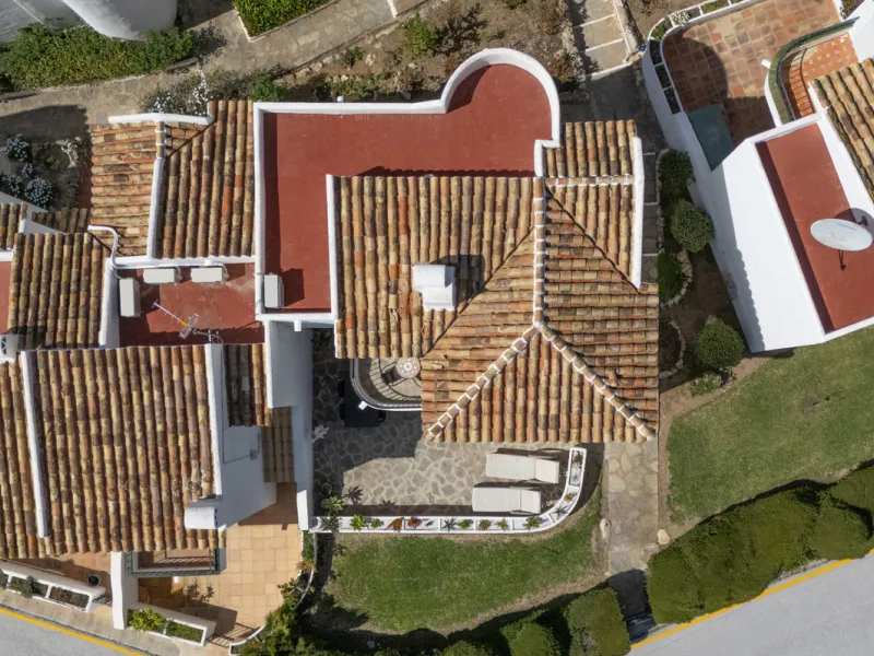 NEW TOWNHOUSE LOCATED IN THE EXCLUSIVE AREA OF MIRAFLORES, JUST 50 METERS FROM THE BEACH – WITH TOURIST LICENSE!!!