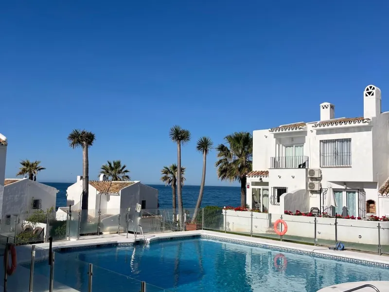 NEW TOWNHOUSE LOCATED IN THE EXCLUSIVE AREA OF MIRAFLORES, JUST 50 METERS FROM THE BEACH – WITH TOURIST LICENSE!!!