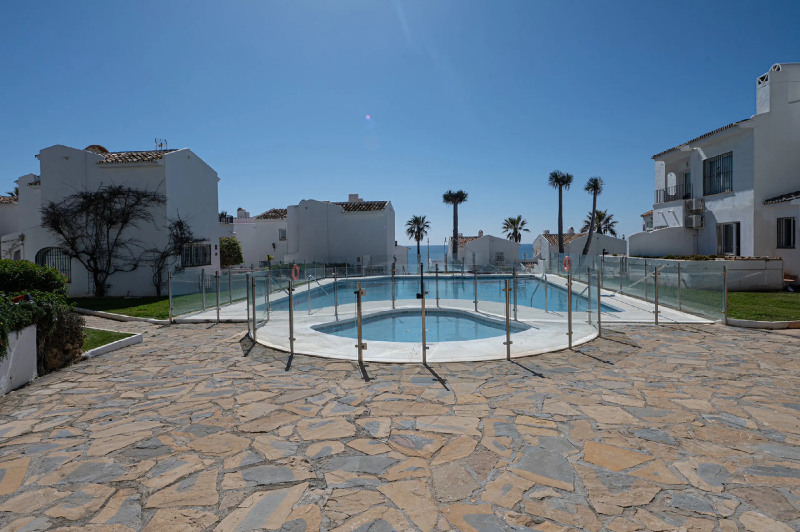 NEW TOWNHOUSE LOCATED IN THE EXCLUSIVE AREA OF MIRAFLORES, JUST 50 METERS FROM THE BEACH – WITH TOURIST LICENSE!!!
