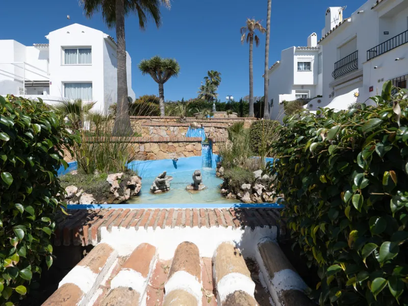 NEW TOWNHOUSE LOCATED IN THE EXCLUSIVE AREA OF MIRAFLORES, JUST 50 METERS FROM THE BEACH – WITH TOURIST LICENSE!!!