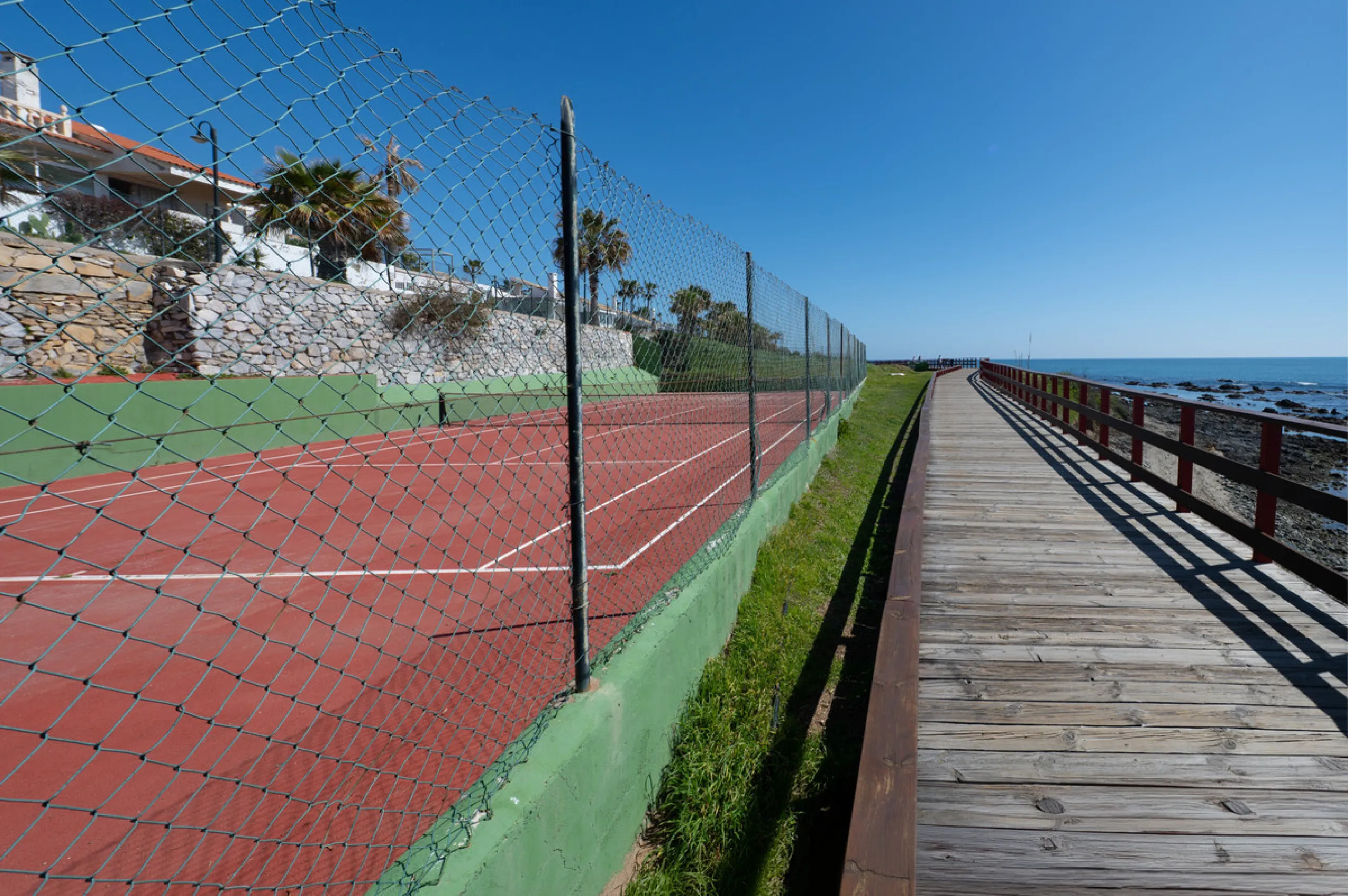 NEW TOWNHOUSE LOCATED IN THE EXCLUSIVE AREA OF MIRAFLORES, JUST 50 METERS FROM THE BEACH – WITH TOURIST LICENSE!!!