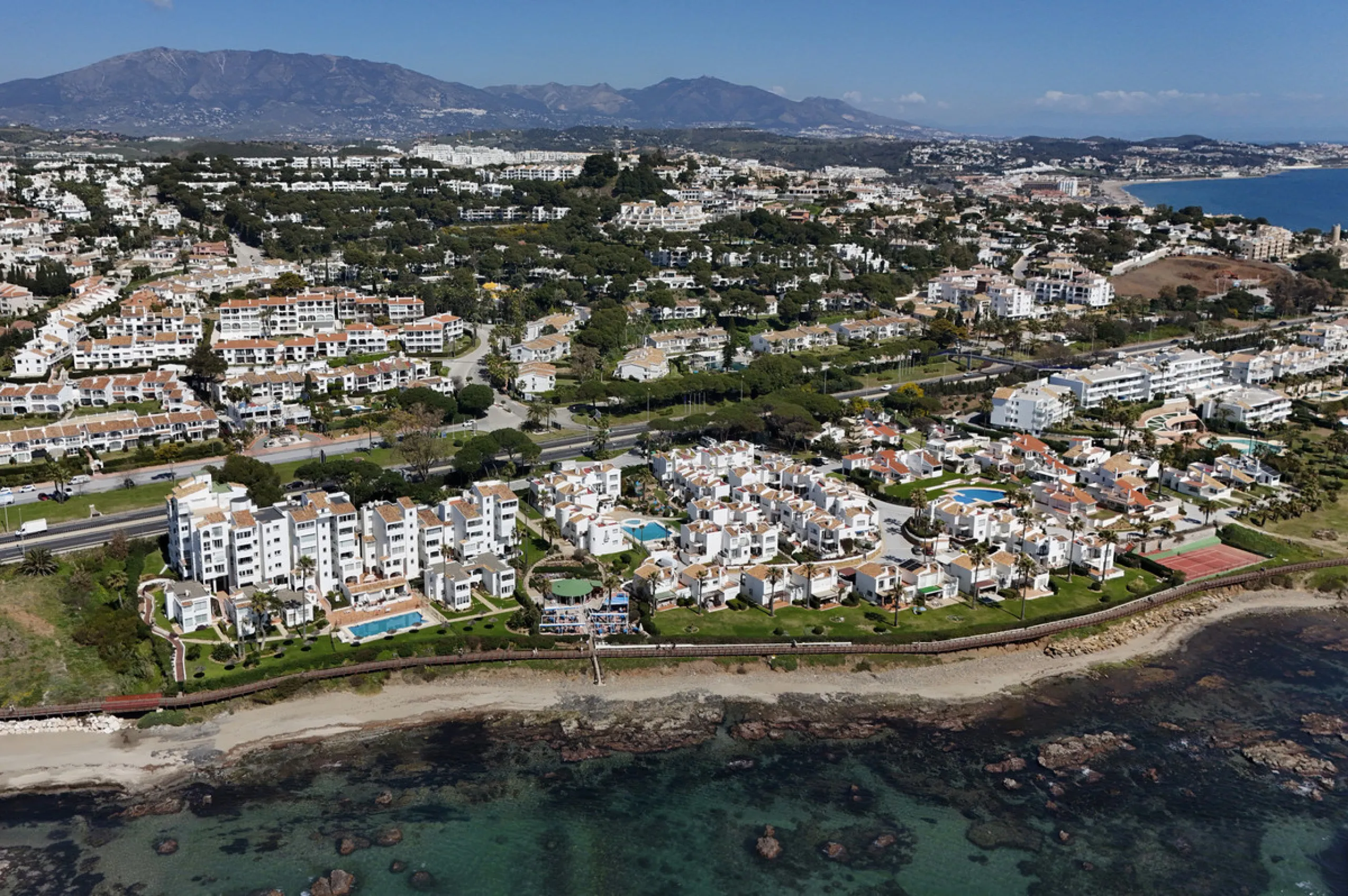 NEW TOWNHOUSE LOCATED IN THE EXCLUSIVE AREA OF MIRAFLORES, JUST 50 METERS FROM THE BEACH – WITH TOURIST LICENSE!!!