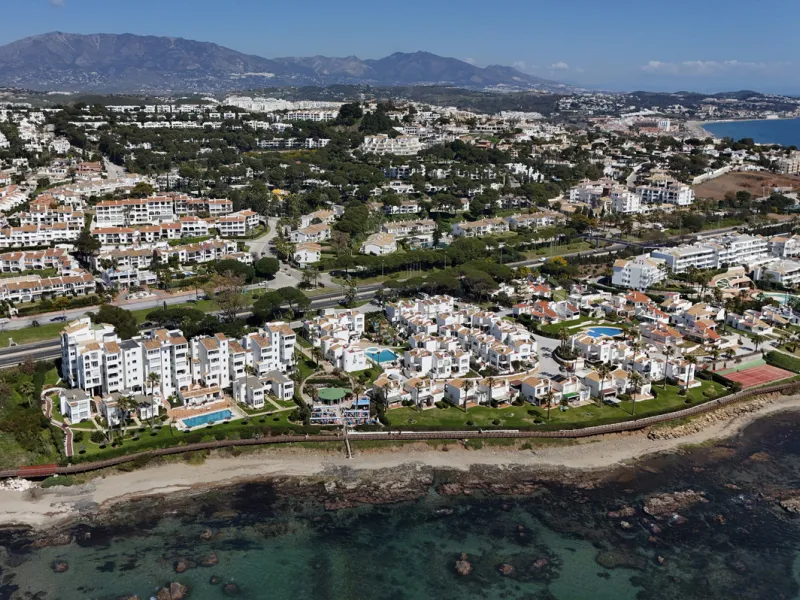 NEW TOWNHOUSE LOCATED IN THE EXCLUSIVE AREA OF MIRAFLORES, JUST 50 METERS FROM THE BEACH – WITH TOURIST LICENSE!!!