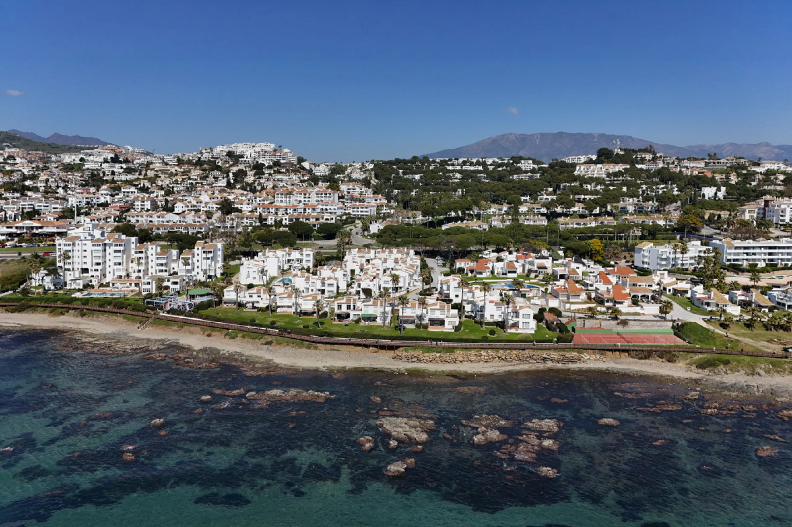 NEW TOWNHOUSE LOCATED IN THE EXCLUSIVE AREA OF MIRAFLORES, JUST 50 METERS FROM THE BEACH – WITH TOURIST LICENSE!!!