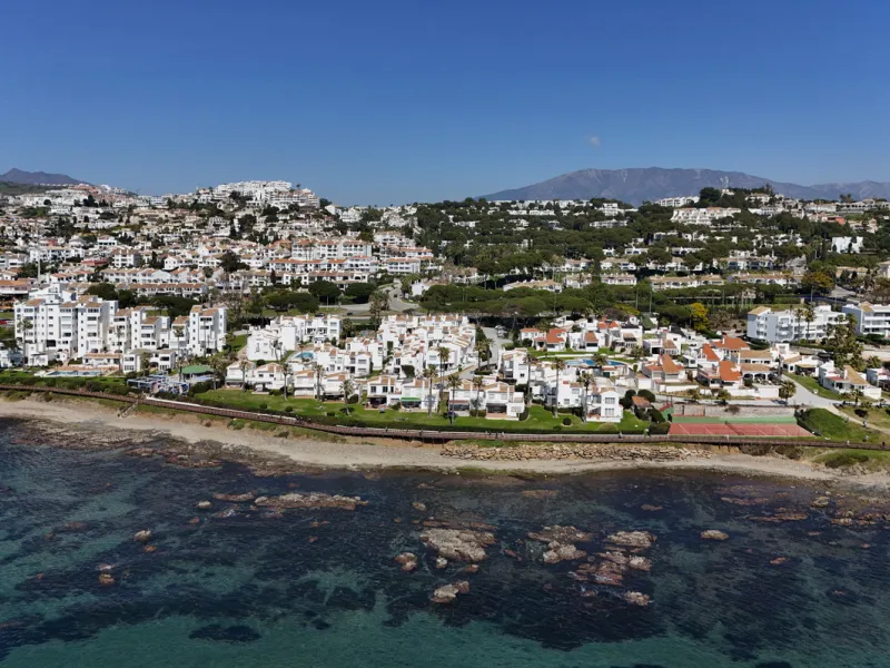 NEW TOWNHOUSE LOCATED IN THE EXCLUSIVE AREA OF MIRAFLORES, JUST 50 METERS FROM THE BEACH – WITH TOURIST LICENSE!!!