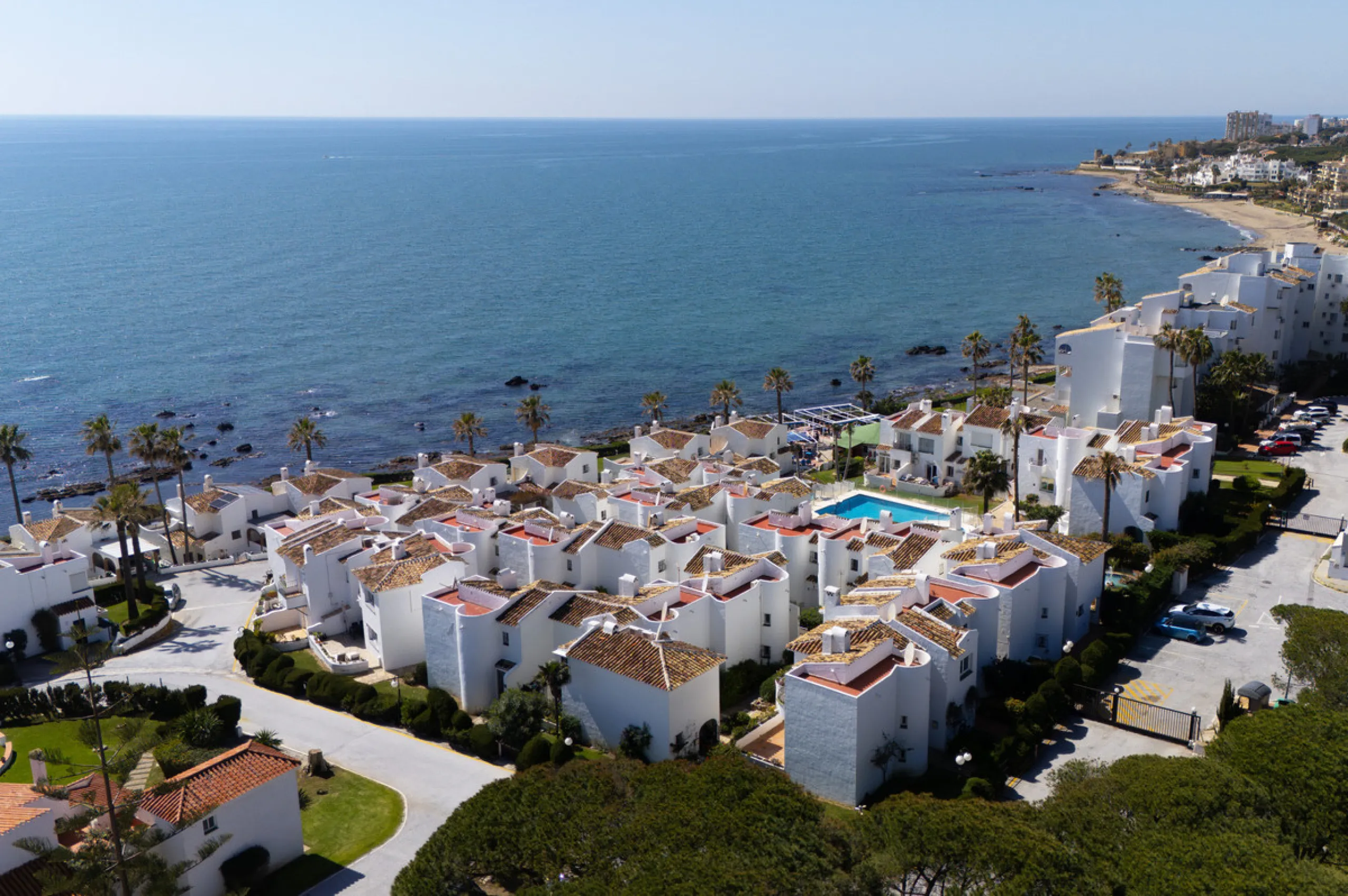 NEW TOWNHOUSE LOCATED IN THE EXCLUSIVE AREA OF MIRAFLORES, JUST 50 METERS FROM THE BEACH – WITH TOURIST LICENSE!!!