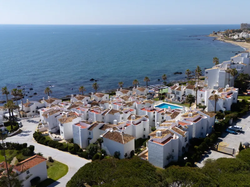 NEW TOWNHOUSE LOCATED IN THE EXCLUSIVE AREA OF MIRAFLORES, JUST 50 METERS FROM THE BEACH – WITH TOURIST LICENSE!!!