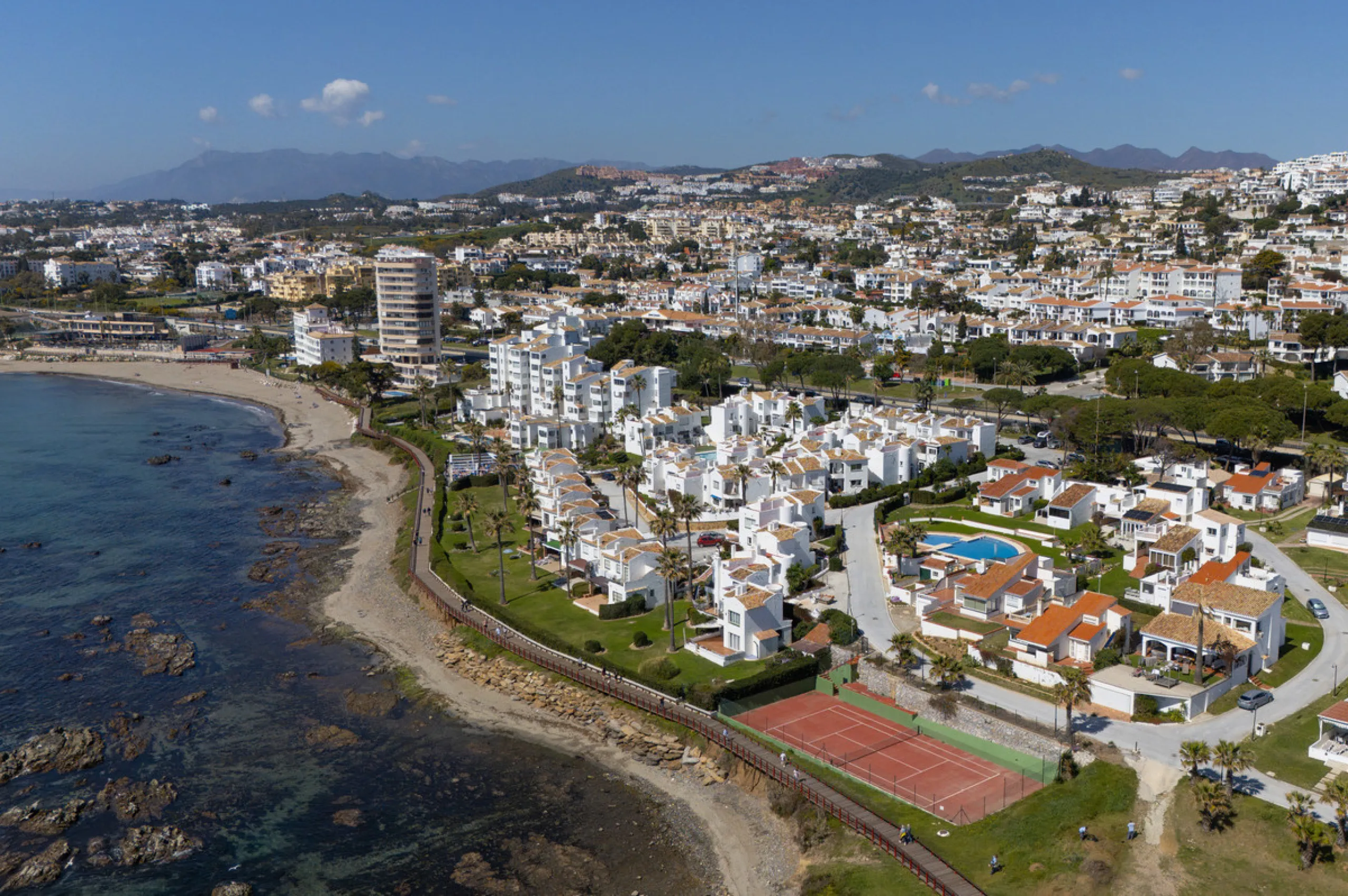 NEW TOWNHOUSE LOCATED IN THE EXCLUSIVE AREA OF MIRAFLORES, JUST 50 METERS FROM THE BEACH – WITH TOURIST LICENSE!!!