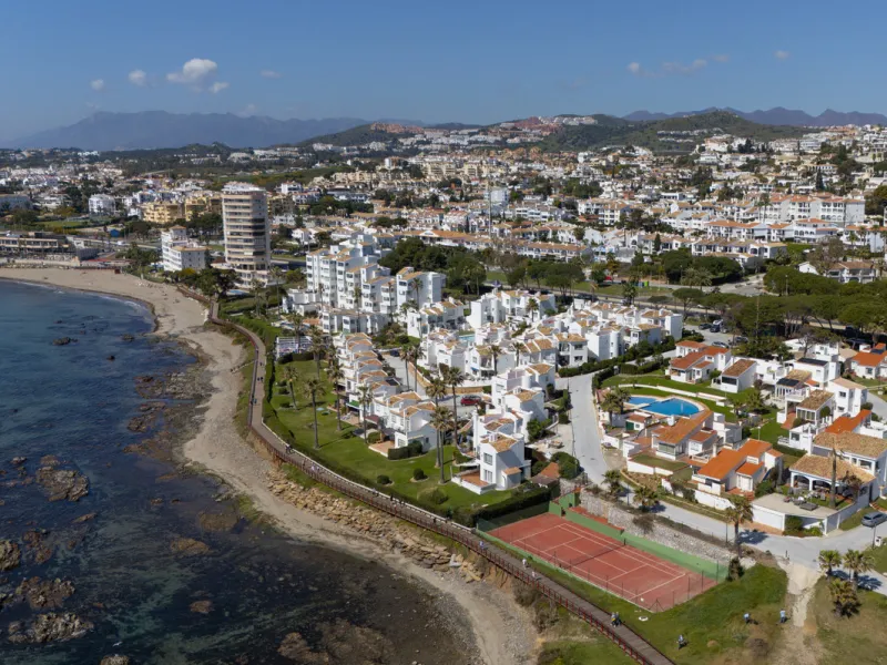 NEW TOWNHOUSE LOCATED IN THE EXCLUSIVE AREA OF MIRAFLORES, JUST 50 METERS FROM THE BEACH – WITH TOURIST LICENSE!!!