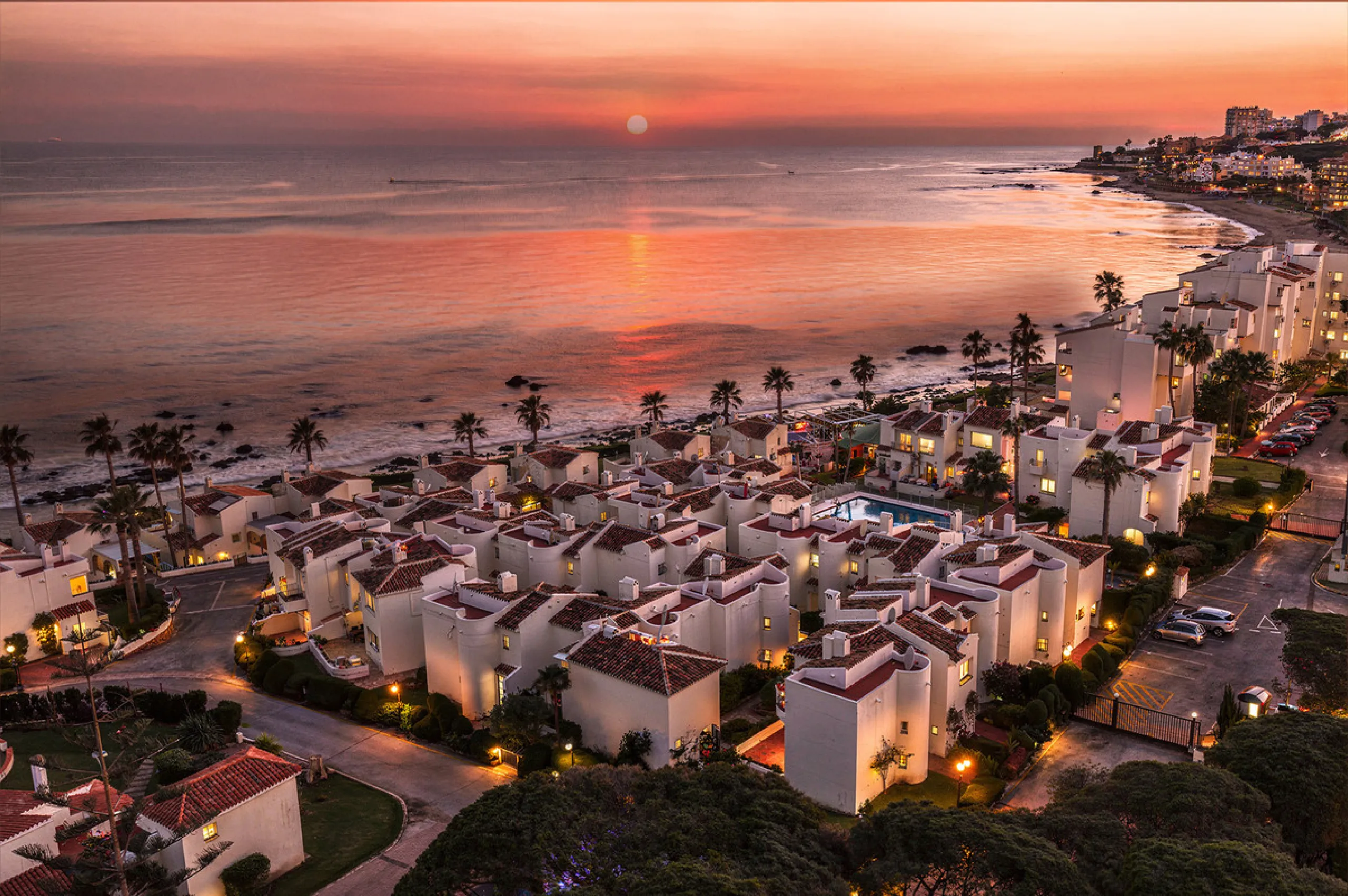 NEW TOWNHOUSE LOCATED IN THE EXCLUSIVE AREA OF MIRAFLORES, JUST 50 METERS FROM THE BEACH – WITH TOURIST LICENSE!!!
