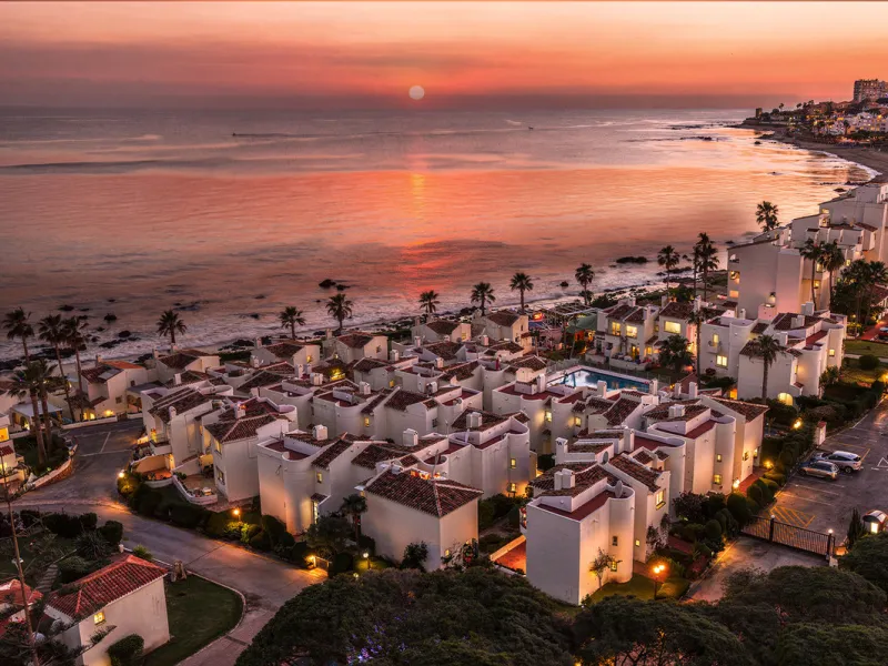 NEW TOWNHOUSE LOCATED IN THE EXCLUSIVE AREA OF MIRAFLORES, JUST 50 METERS FROM THE BEACH – WITH TOURIST LICENSE!!!