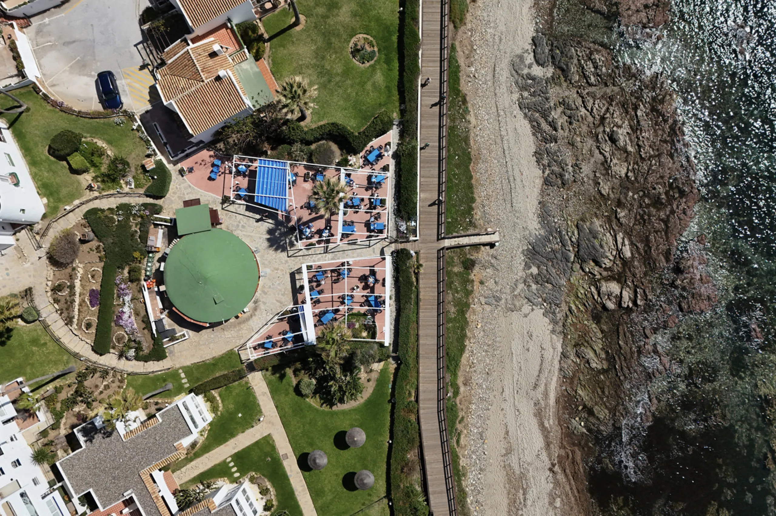 NEW TOWNHOUSE LOCATED IN THE EXCLUSIVE AREA OF MIRAFLORES, JUST 50 METERS FROM THE BEACH – WITH TOURIST LICENSE!!!
