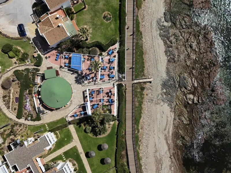 NEW TOWNHOUSE LOCATED IN THE EXCLUSIVE AREA OF MIRAFLORES, JUST 50 METERS FROM THE BEACH – WITH TOURIST LICENSE!!!