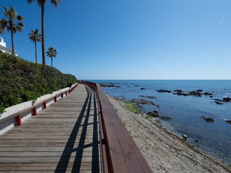 NEW TOWNHOUSE LOCATED IN THE EXCLUSIVE AREA OF MIRAFLORES, JUST 50 METERS FROM THE BEACH – WITH TOURIST LICENSE!!!