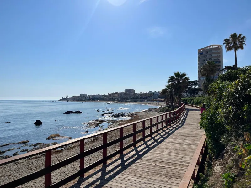 NEW TOWNHOUSE LOCATED IN THE EXCLUSIVE AREA OF MIRAFLORES, JUST 50 METERS FROM THE BEACH – WITH TOURIST LICENSE!!!