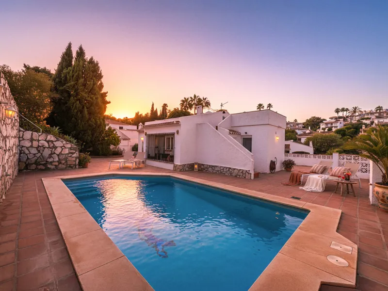 House - Detached Villa в продаже в Mijas, Málaga. В доме 3 спален и 2 ванных комнат. Площадь дома 175 м². Площадь участка 875 м²